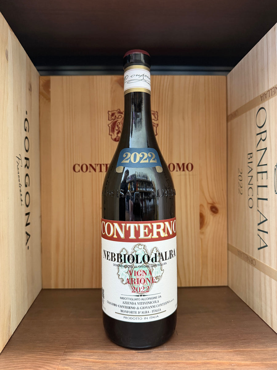 Bottiglia di Nebbiolo D'Alba Vigna Arione 2022 di Enoteche Toscane, con etichetta dettagliata e tappo in vista.