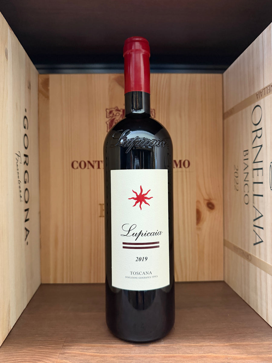 Bottiglia di vino Lupicaia Castello del Terriccio 2019 in una vetrina, con etichetta elegante e dettagli del packaging.