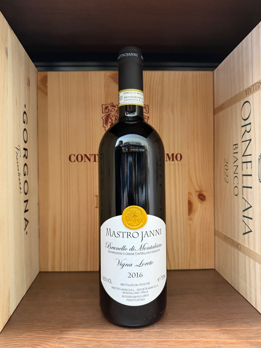 Vigna Loreto 2016 Mastro Janni, bottiglia di vino rosso, dettaglio dell'etichetta e tappo in primo piano.