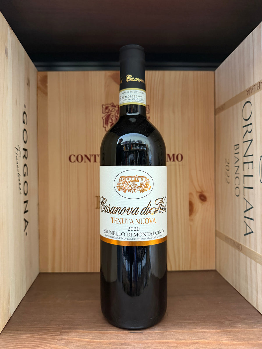 Bottiglia di Brunello di Montalcino Casanova di Neri Tenuta Nuova 2020, vino rosso in bottiglia con etichetta elegante
