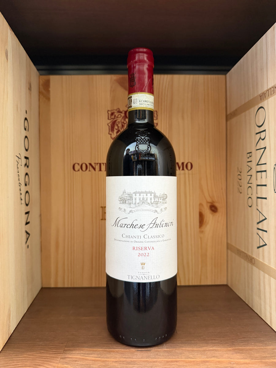 Bottiglia di Chianti Riserva 2022 Marchese Antinori, vino rosso toscano in una bottiglia con etichetta elegante.