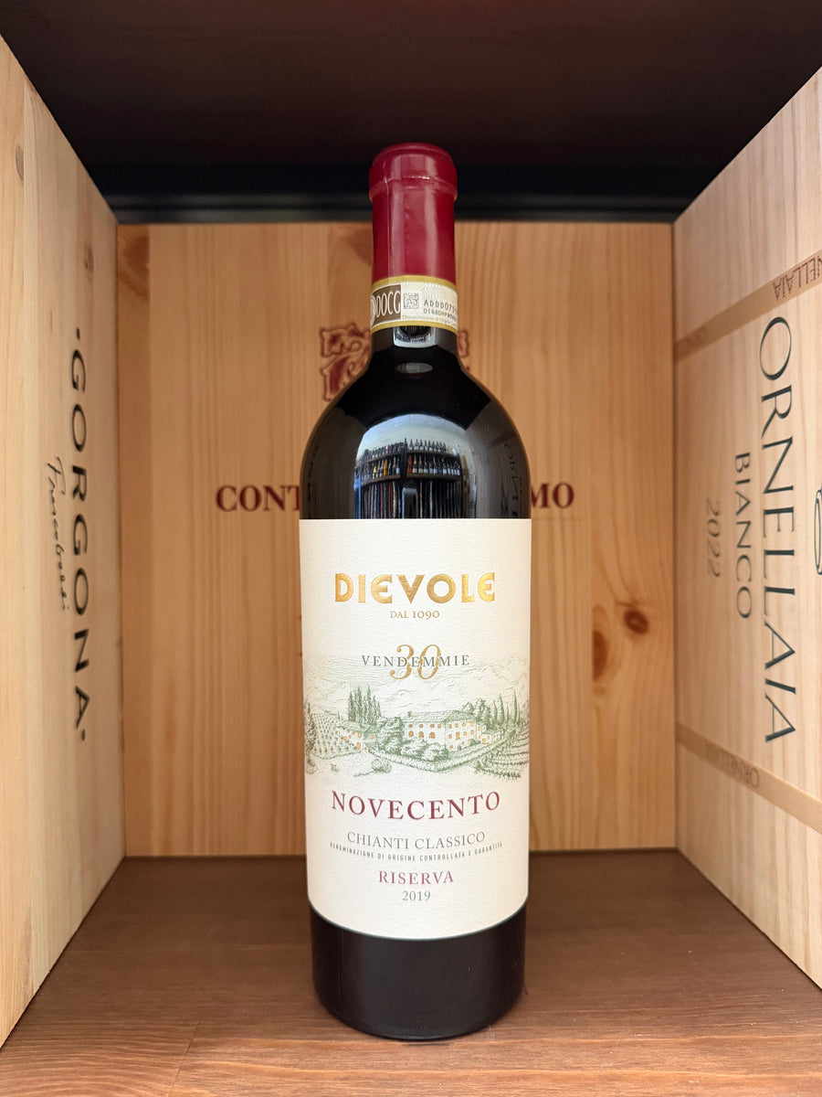 Bottiglia di Dievole Novecento Chianti Riserva 2019 di Enoteche Toscane su sfondo neutro