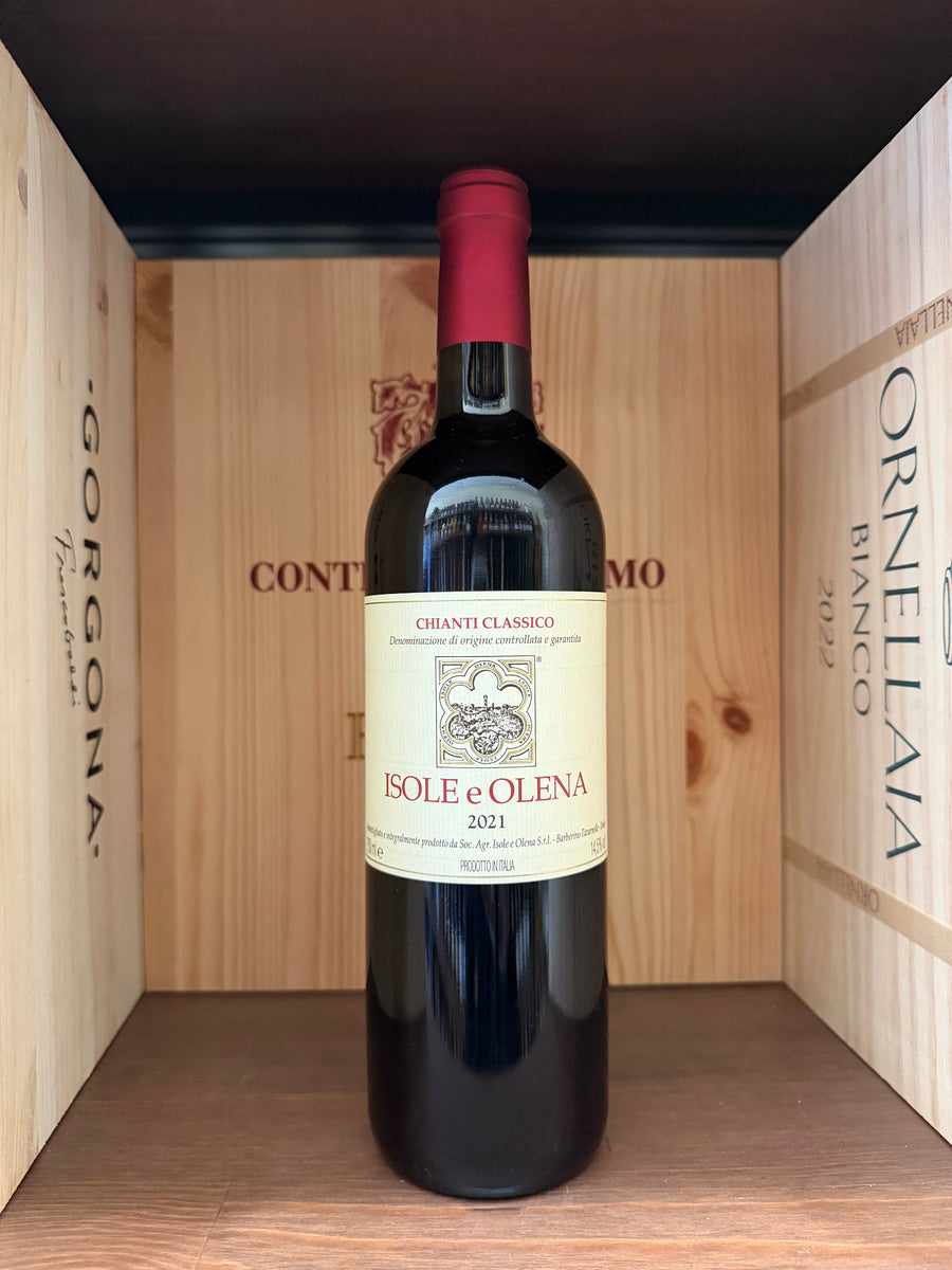 Bottiglia di Isole e Olena Chianti Classico 2021, vino rosso toscano di alta qualità, con etichetta elegante e dettaglio della bottiglia.