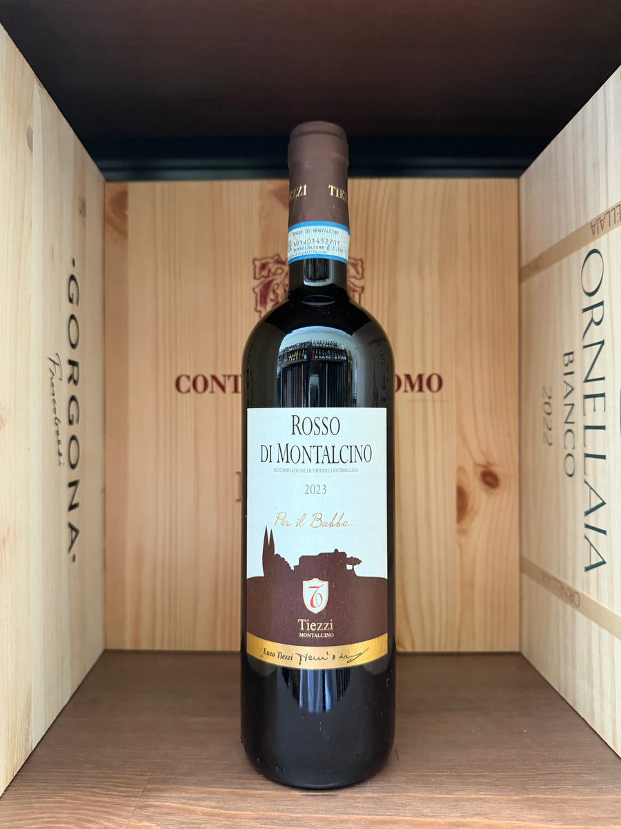 Bottiglia di Tiezzi Rosso di Montalcino 2023 di Enoteche Toscane, vino rosso con etichetta elegante, dettaglio della bottiglia.