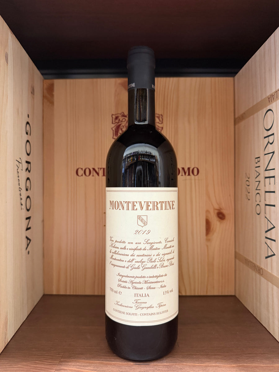 Bottiglia di vino Montevertine 2019 di Enoteche Toscane, dettaglio dell'etichetta su sfondo neutro
