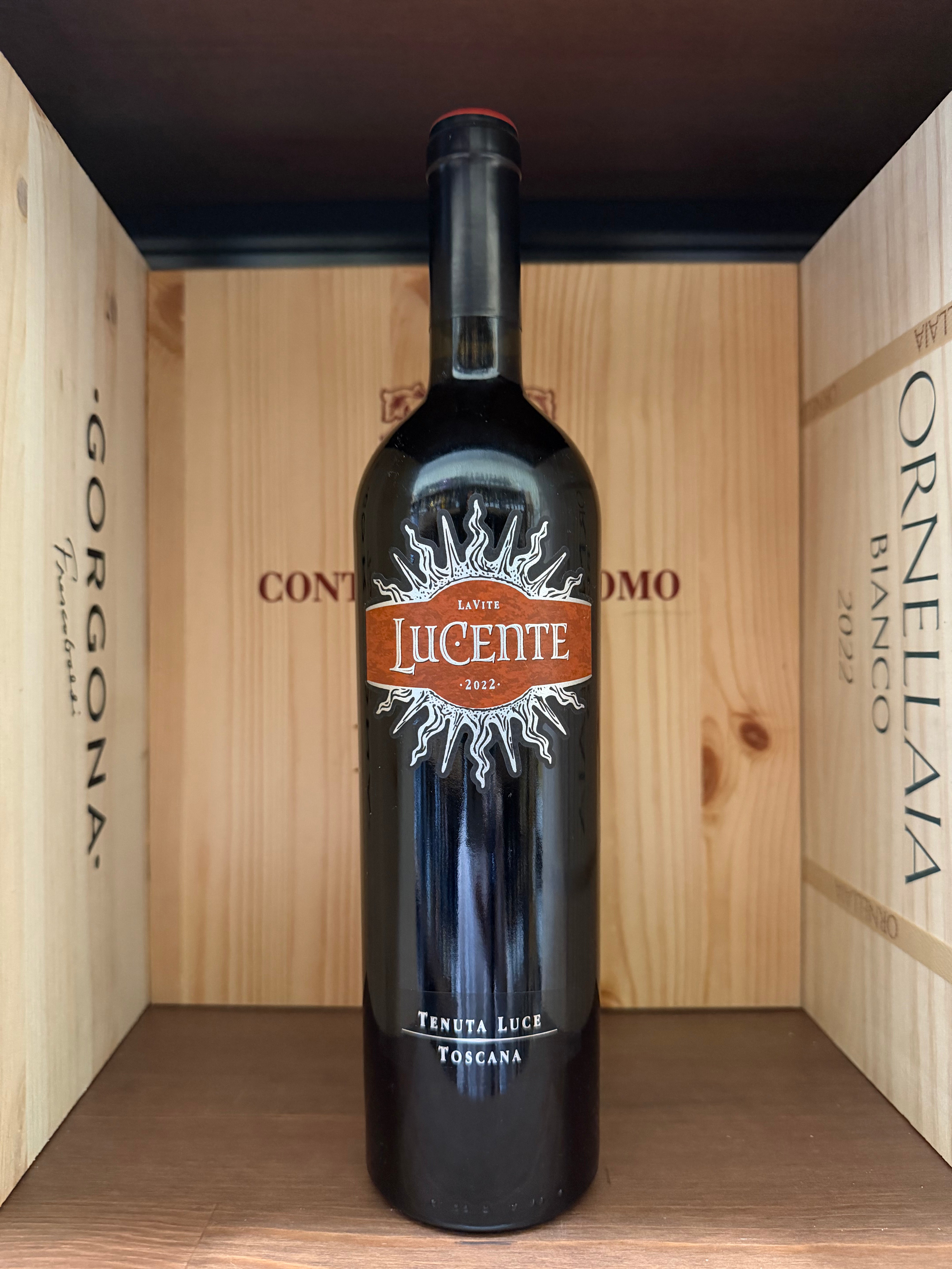 Bottiglia di vino Lucente 2022 di Enoteche Toscane, etichetta elegante, in una bottiglia di vetro con tappo in sughero.