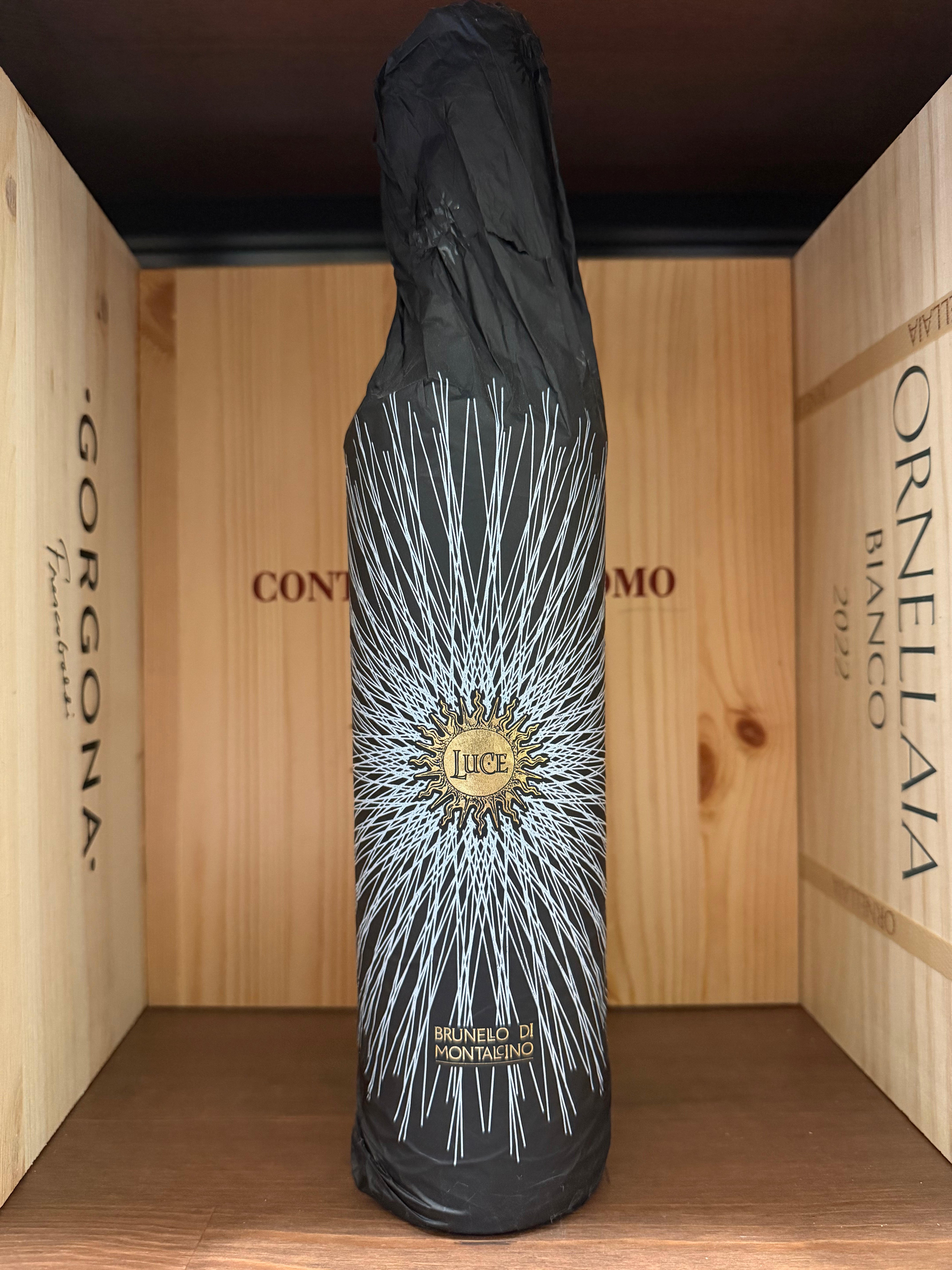 Bottiglia di vino Brunello di Montalcino 2020 Enoteche Toscane su sfondo neutro, vista laterale con etichetta visibile.