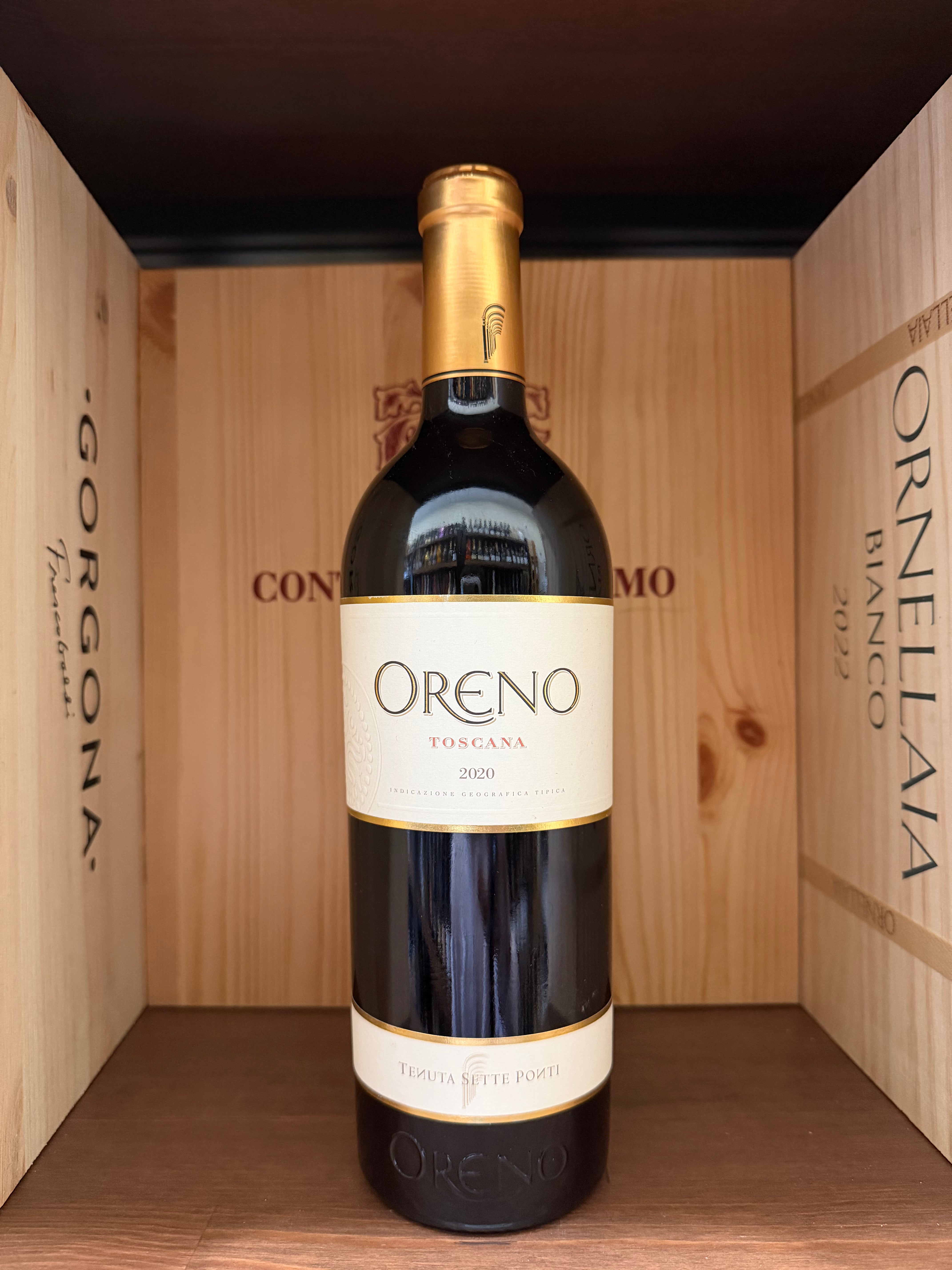 Bottiglia di vino rosso Oreno 2020 di Enoteche Toscane, etichetta elegante, in una scena con bicchieri e ambiente raffinato