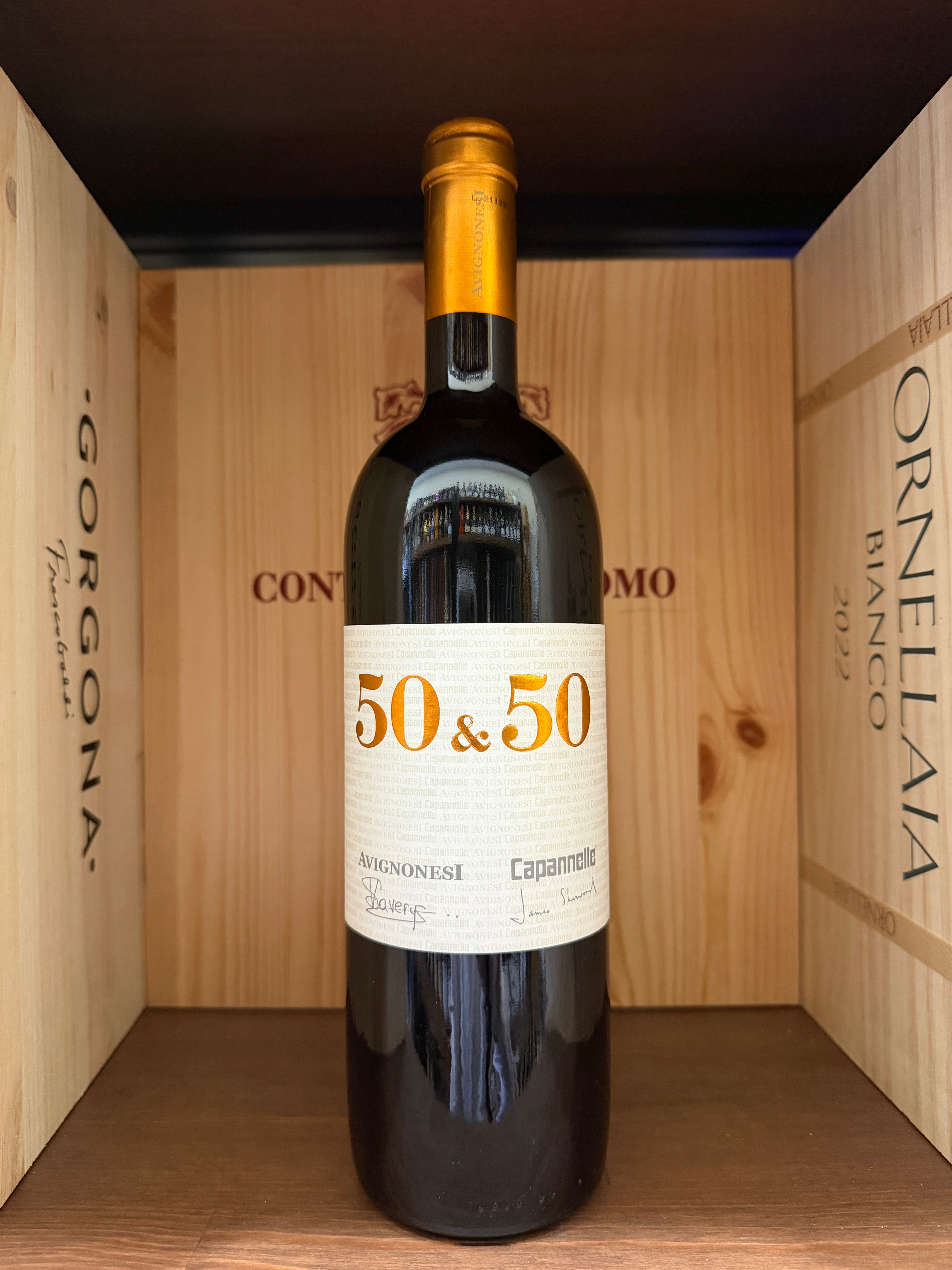 Calice di vino rosso 50&50 Capannelle 2018 prodotto da Enoteche Toscane, con etichetta e dettagli della bottiglia.