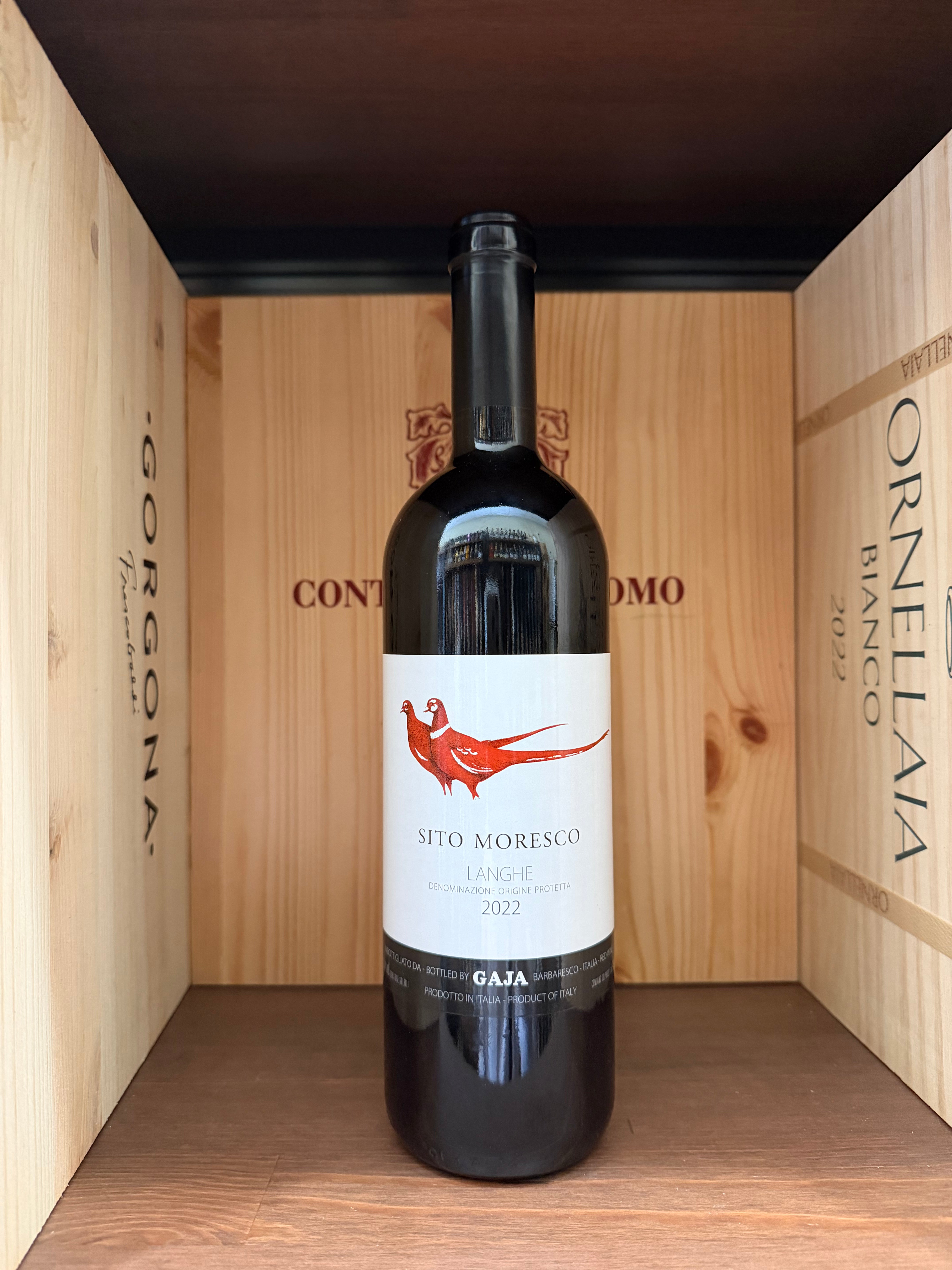 Bottiglia di vino Gaja Langhe 2022 Sito Moresco, prodotto da Enoteche Toscane, con etichetta elegante e dettaglio della bottiglia.
