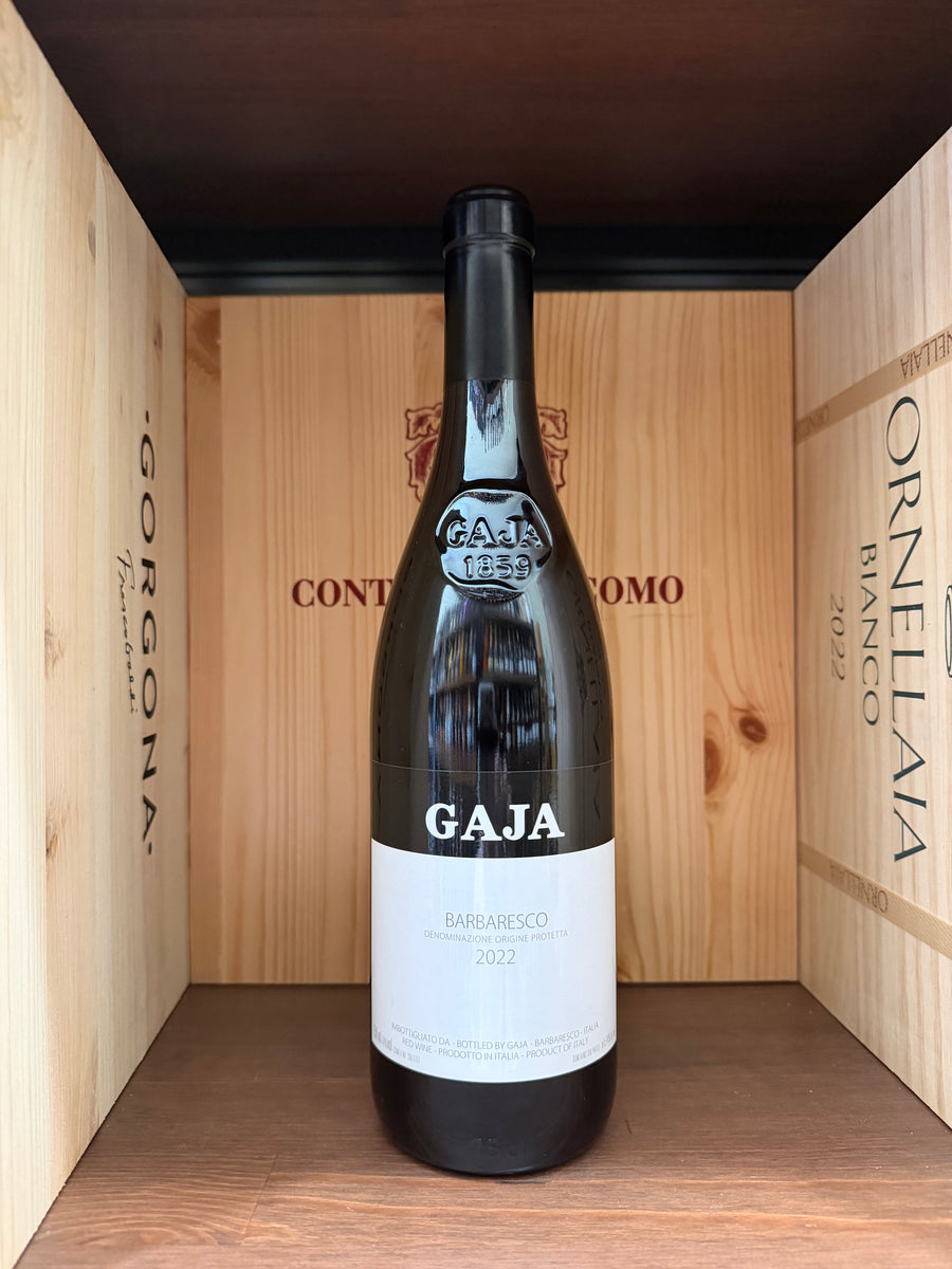 Bottiglia di Barbaresco Gaja 2022, vino rosso italiano, con etichetta elegante, in un'ambientazione elegante.
