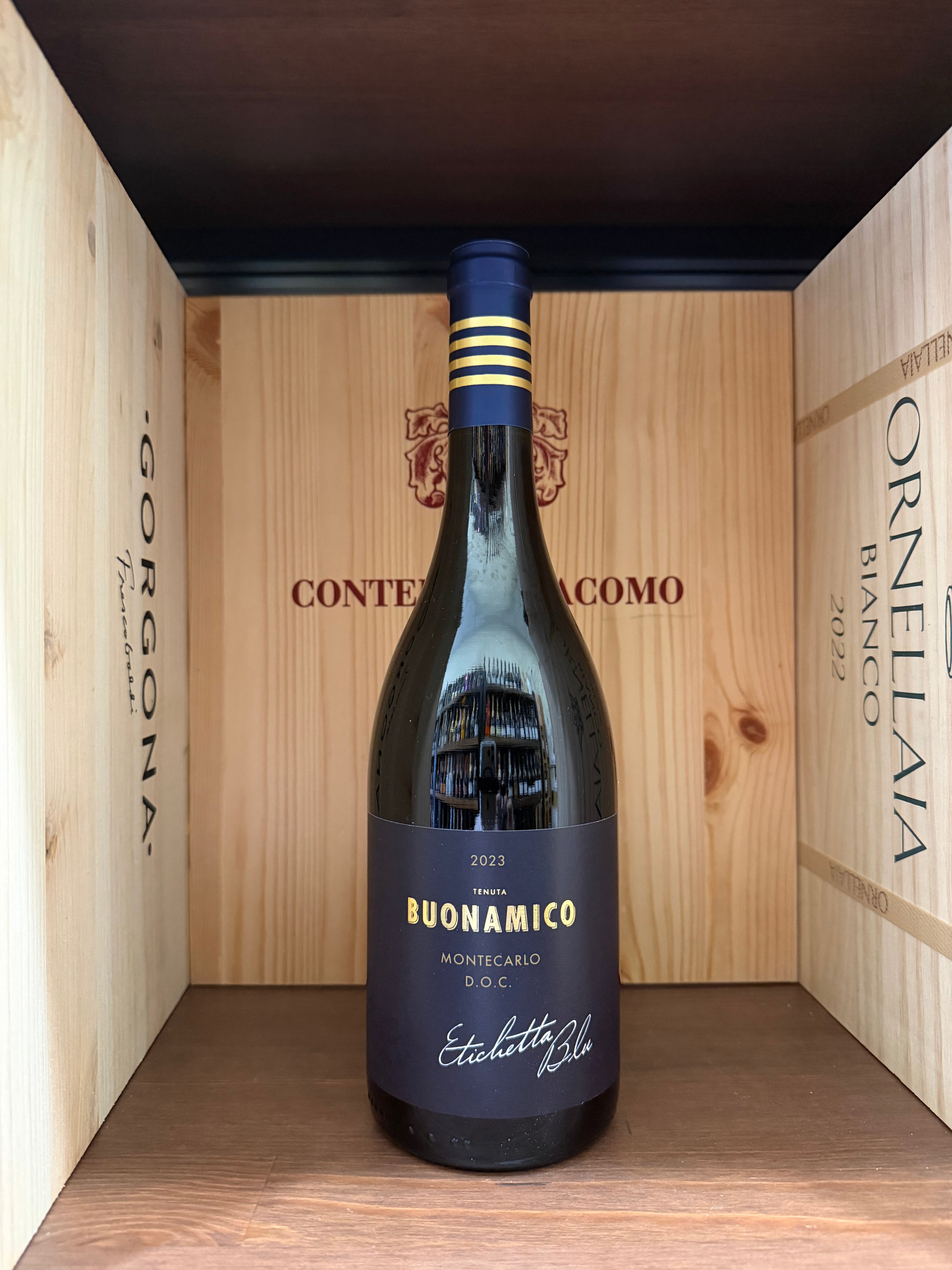 Etichetta blu del vino Buonamico 2023 di Enoteche Toscane, dettaglio dell'etichetta su bottiglia di vino rosso.