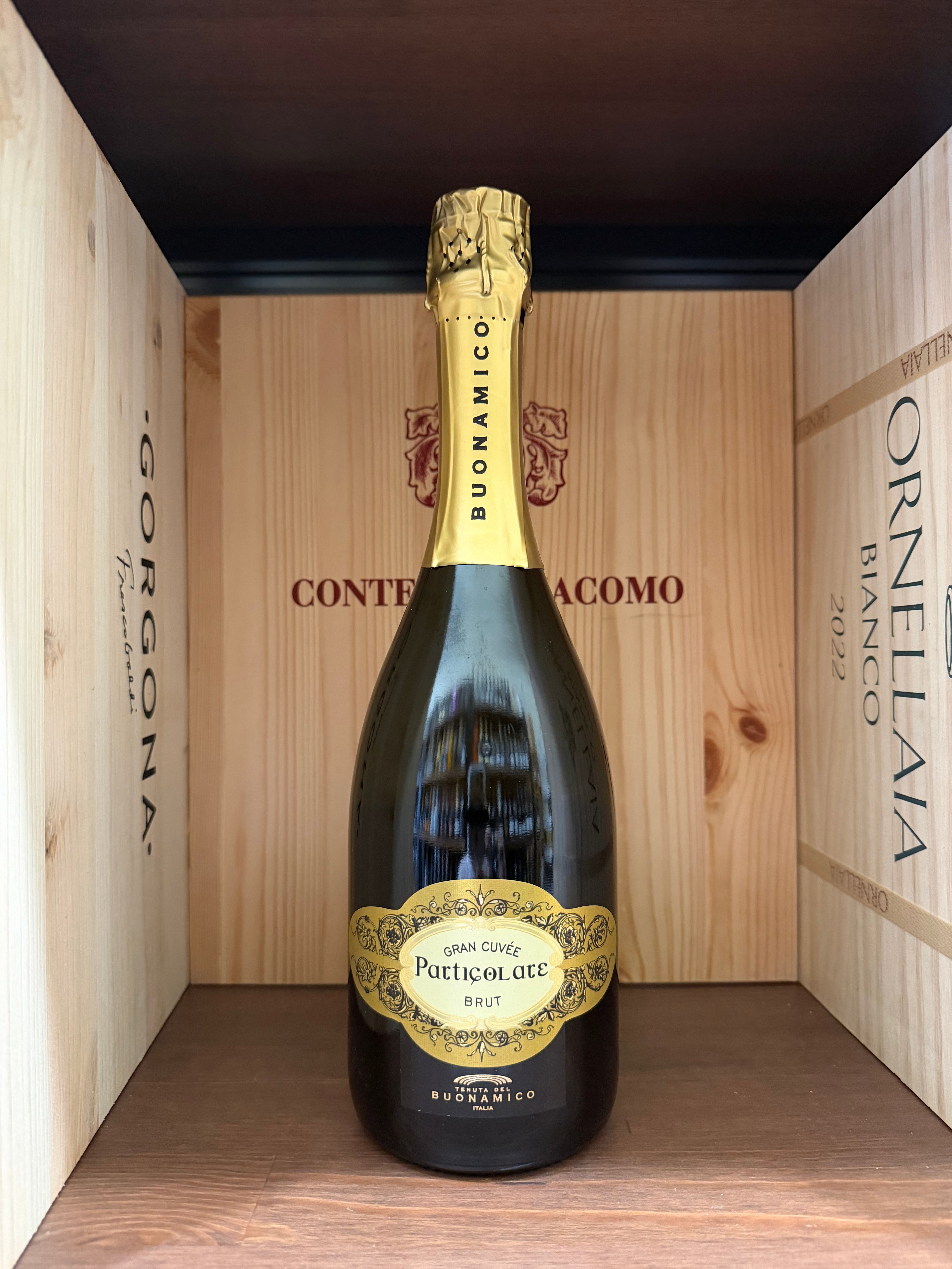 Dettaglio di un vino Brut Buonamico prodotto da Enoteche Toscane, con etichetta elegante e bottiglia in primo piano.