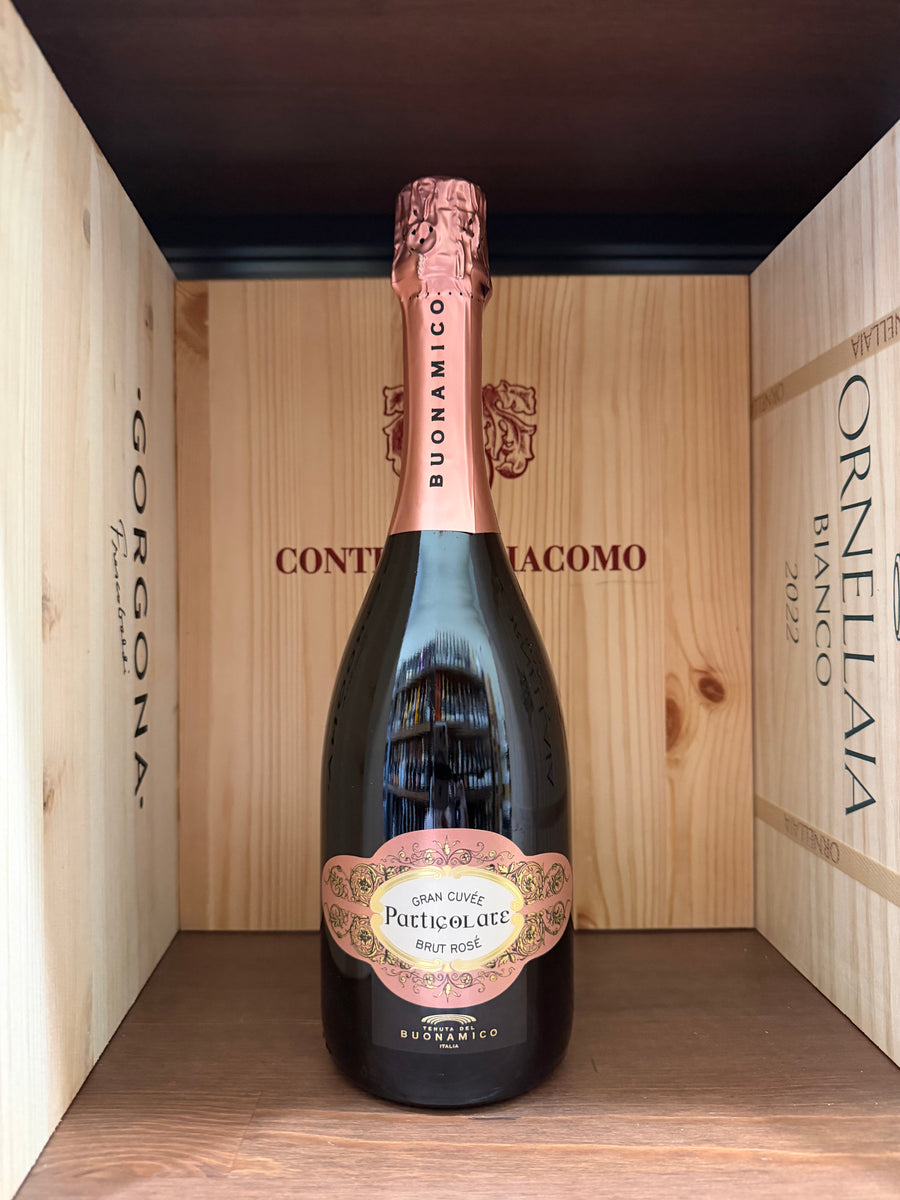 Dettaglio di un bicchiere di Particolare Rosè Buonamico, vino rosato di Enoteche Toscane, con sfumature di rosa e riflessi luminosi.