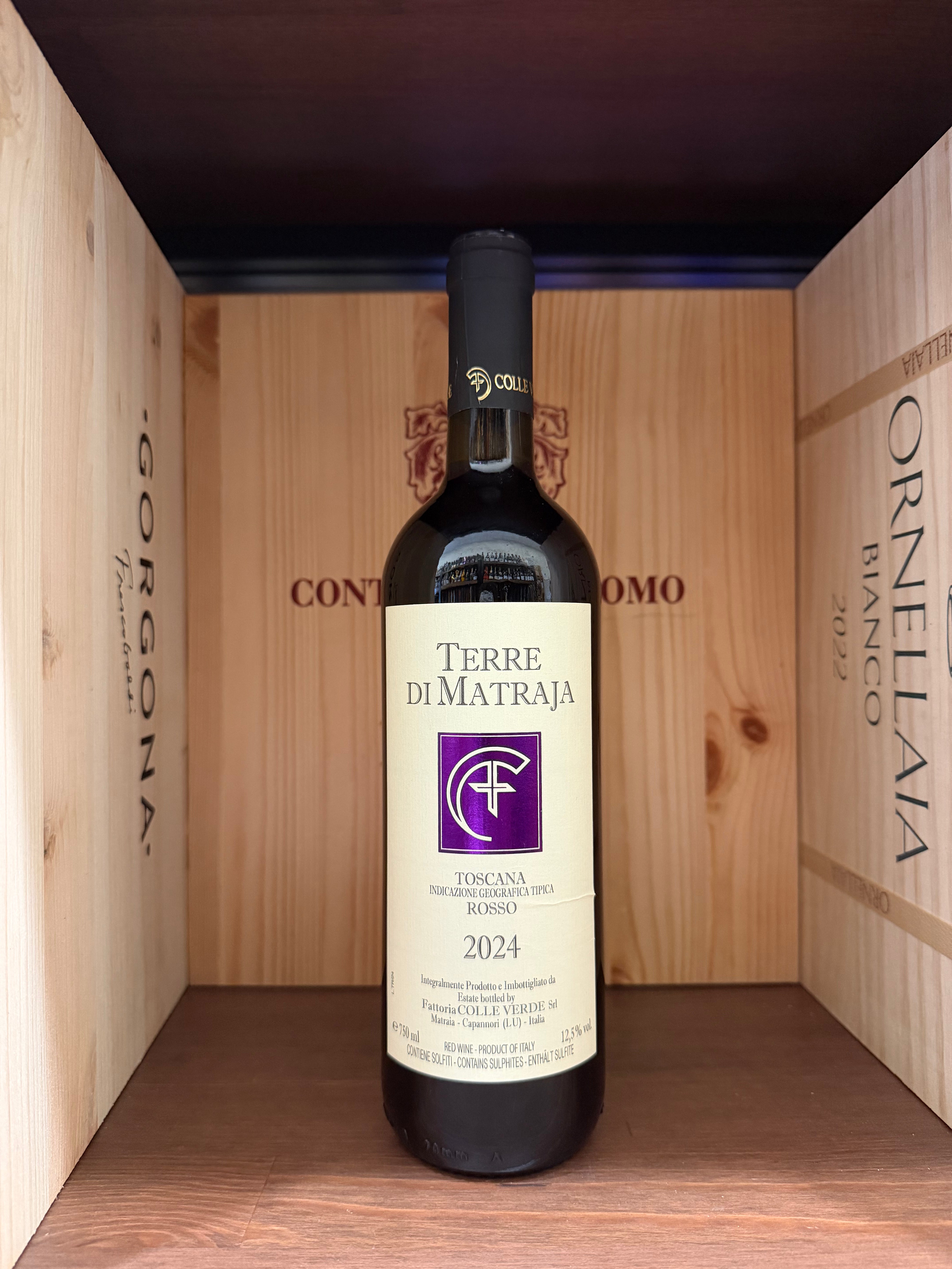 Bottiglia di Terre Di Matraja 2024 di Enoteche Toscane, vino rosso con etichetta elegante, in una scena luminosa.