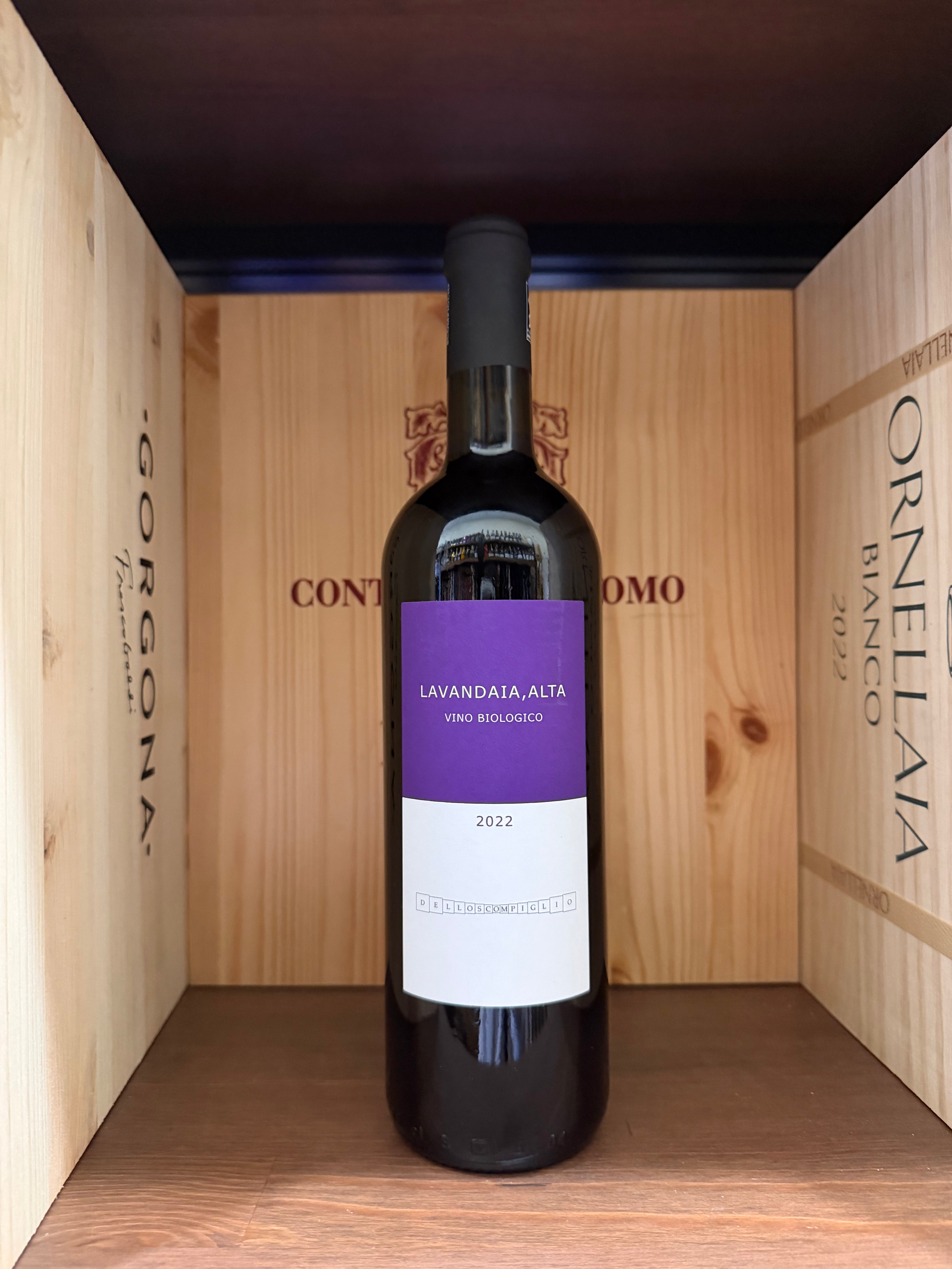 Bottiglia di Lavandaia Alta 2022 Tenuta Dello Scompiglio, vino toscano con etichetta elegante e dettagliata.