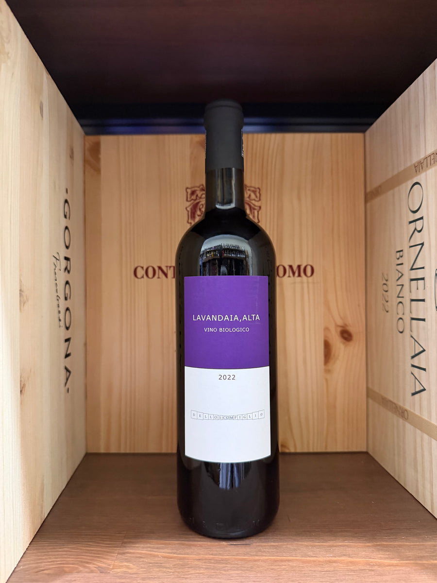 Bottiglia di Lavandaia Alta 2022 Tenuta Dello Scompiglio, vino toscano con etichetta elegante e dettagliata.