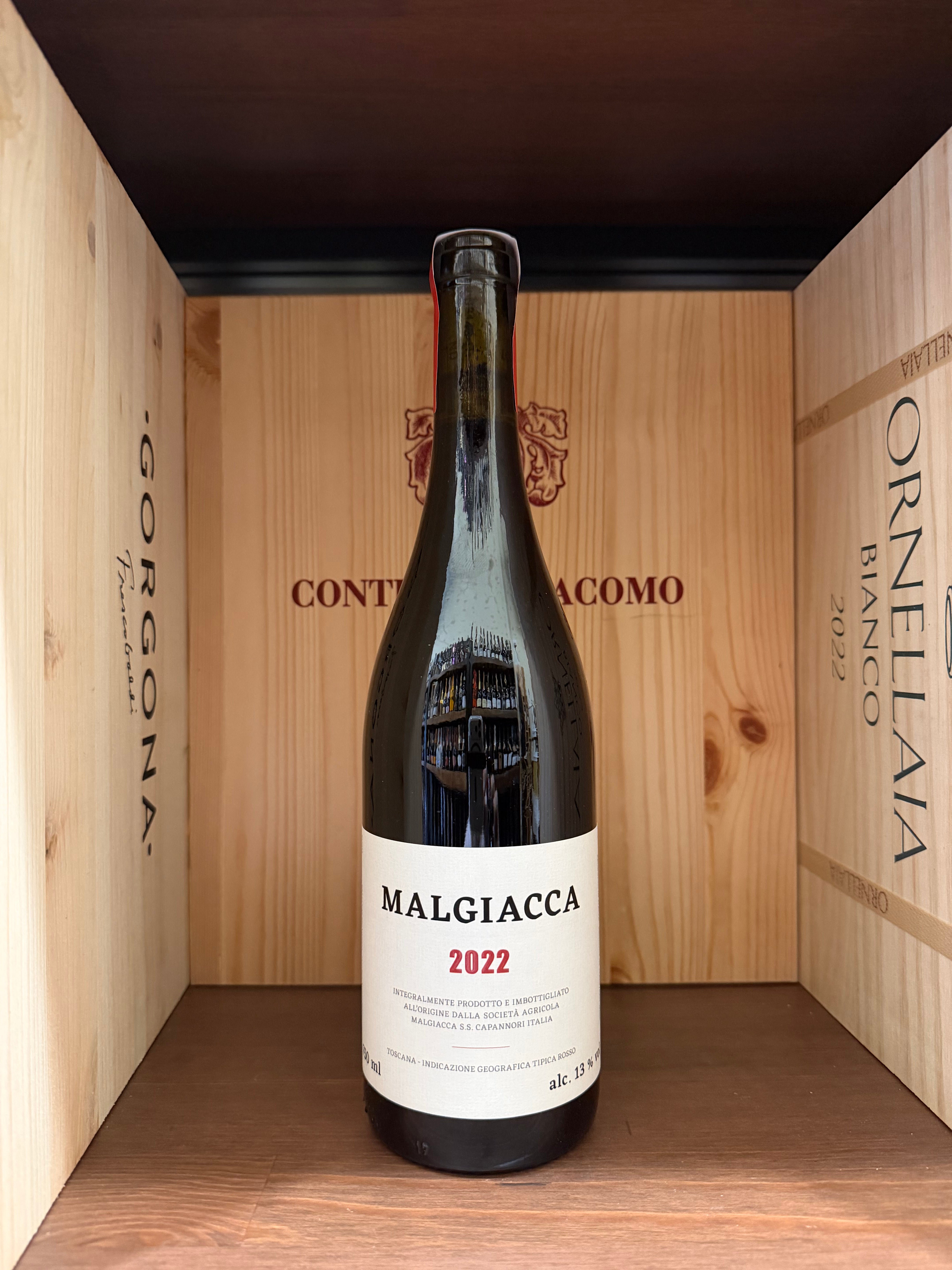 Bottiglia di Malgiacca Rosso 2022 di Enoteche Toscane, vino rosso con etichetta elegante, in una bottiglia di vetro.