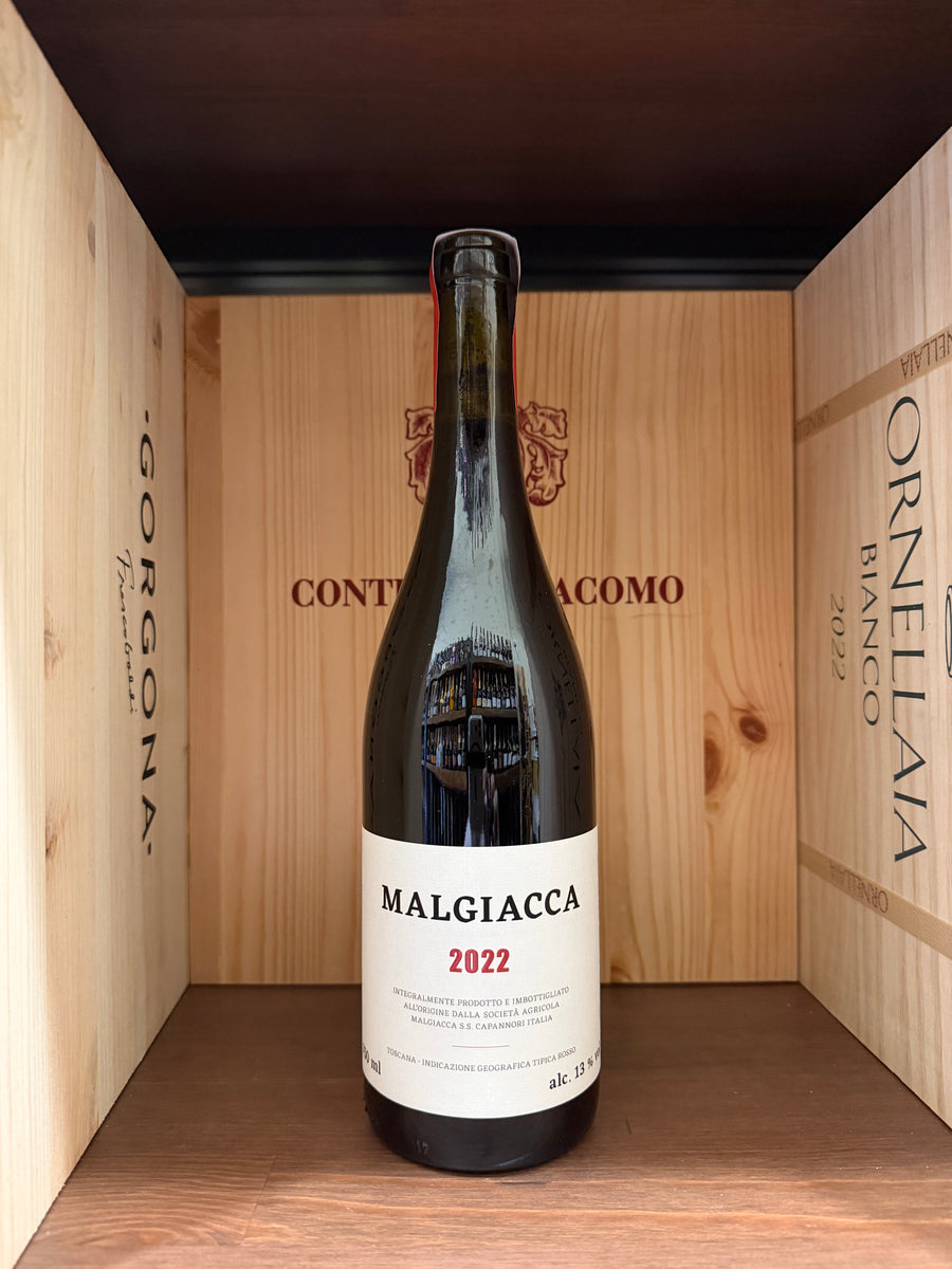 Bottiglia di Malgiacca Rosso 2022 di Enoteche Toscane, vino rosso con etichetta elegante, in una bottiglia di vetro.
