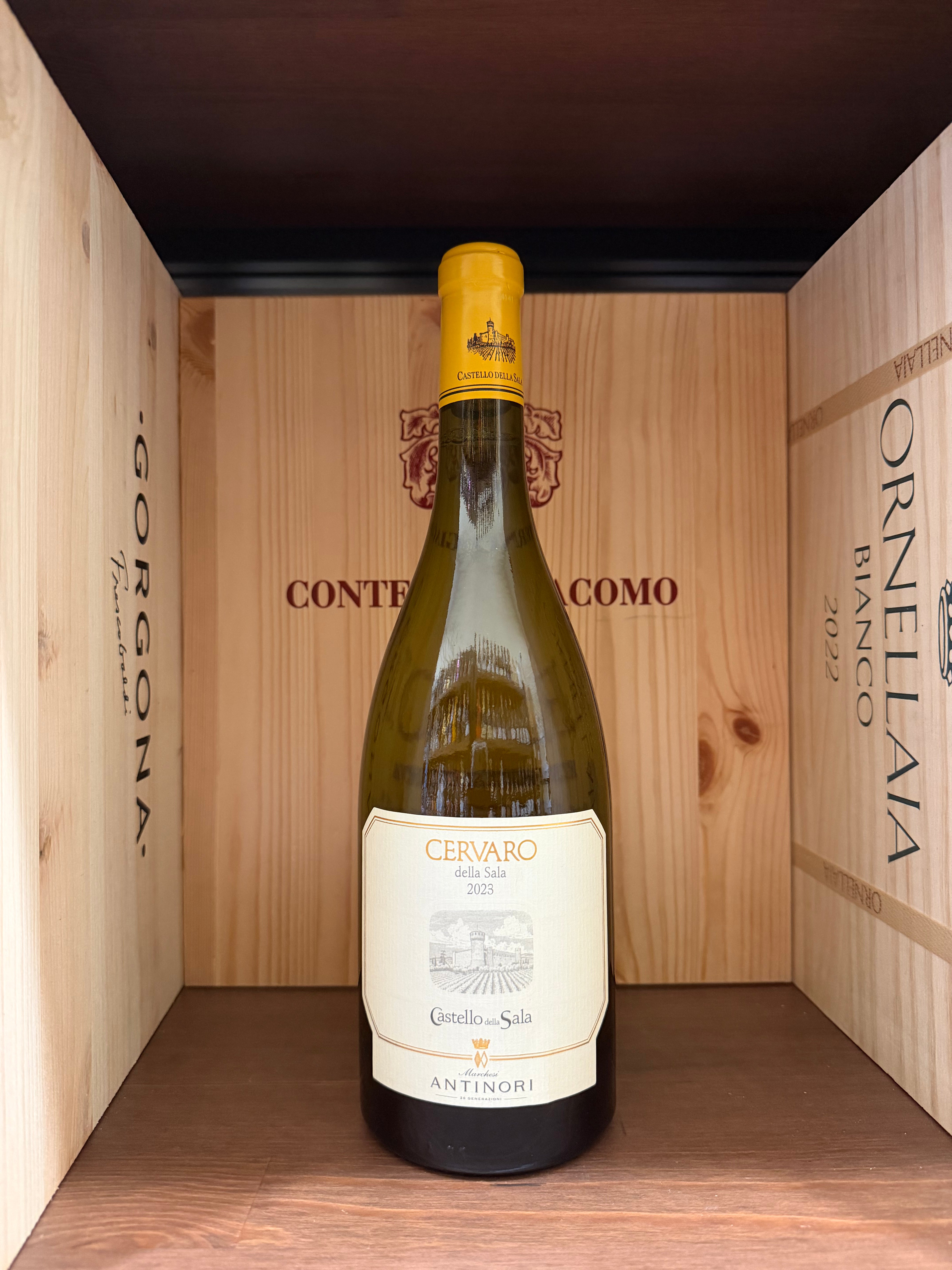 Bottiglia di Cervaro della Sala 2023 Castello della Sala Antinori, vino bianco elegante con etichetta visibile, in una scena elegante.