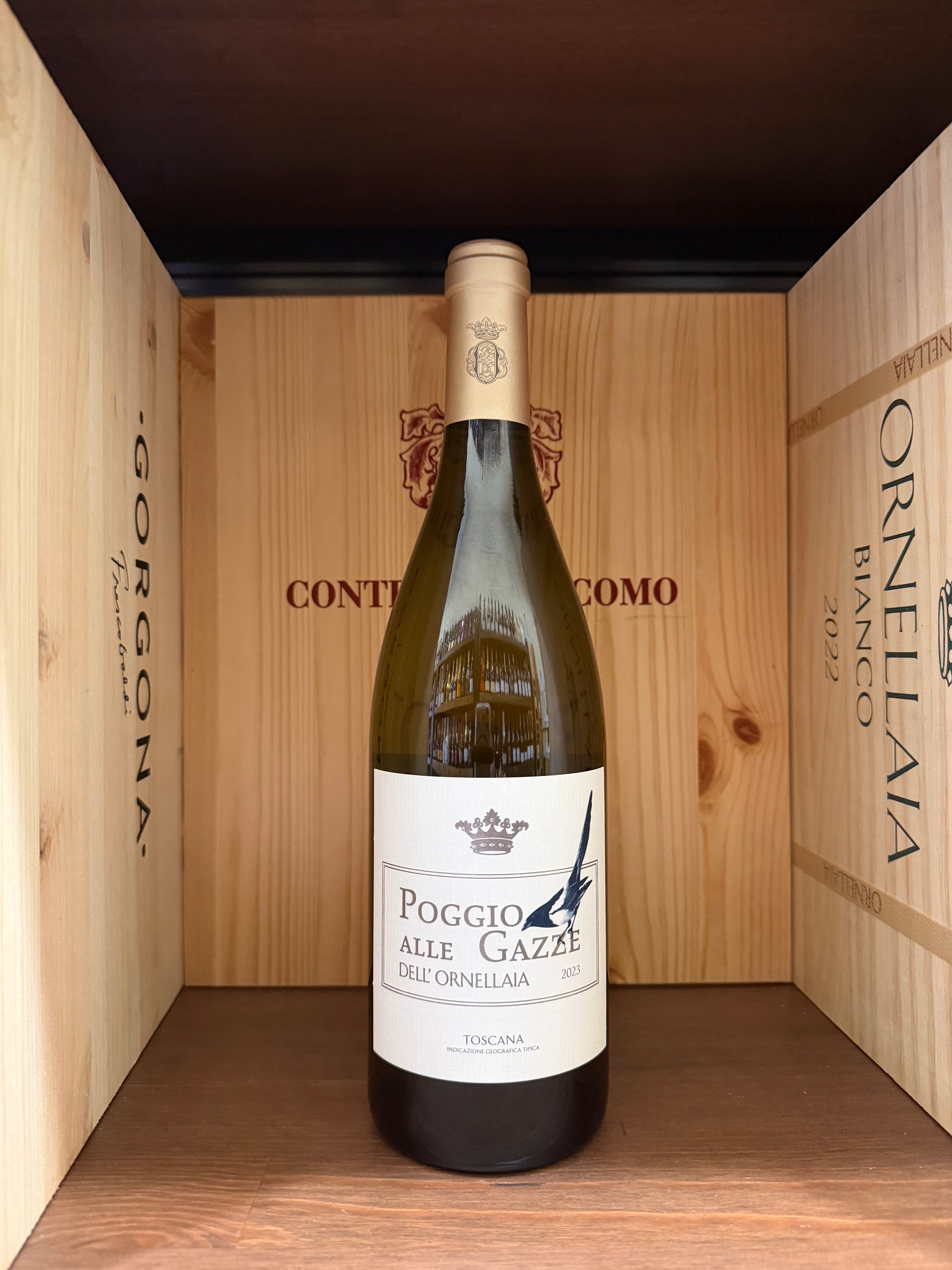 Bottiglia di vino Poggio alle Gazze 2023 Tenuta dell'Ornellaia, etichetta elegante, in un bicchiere con sfondo neutro