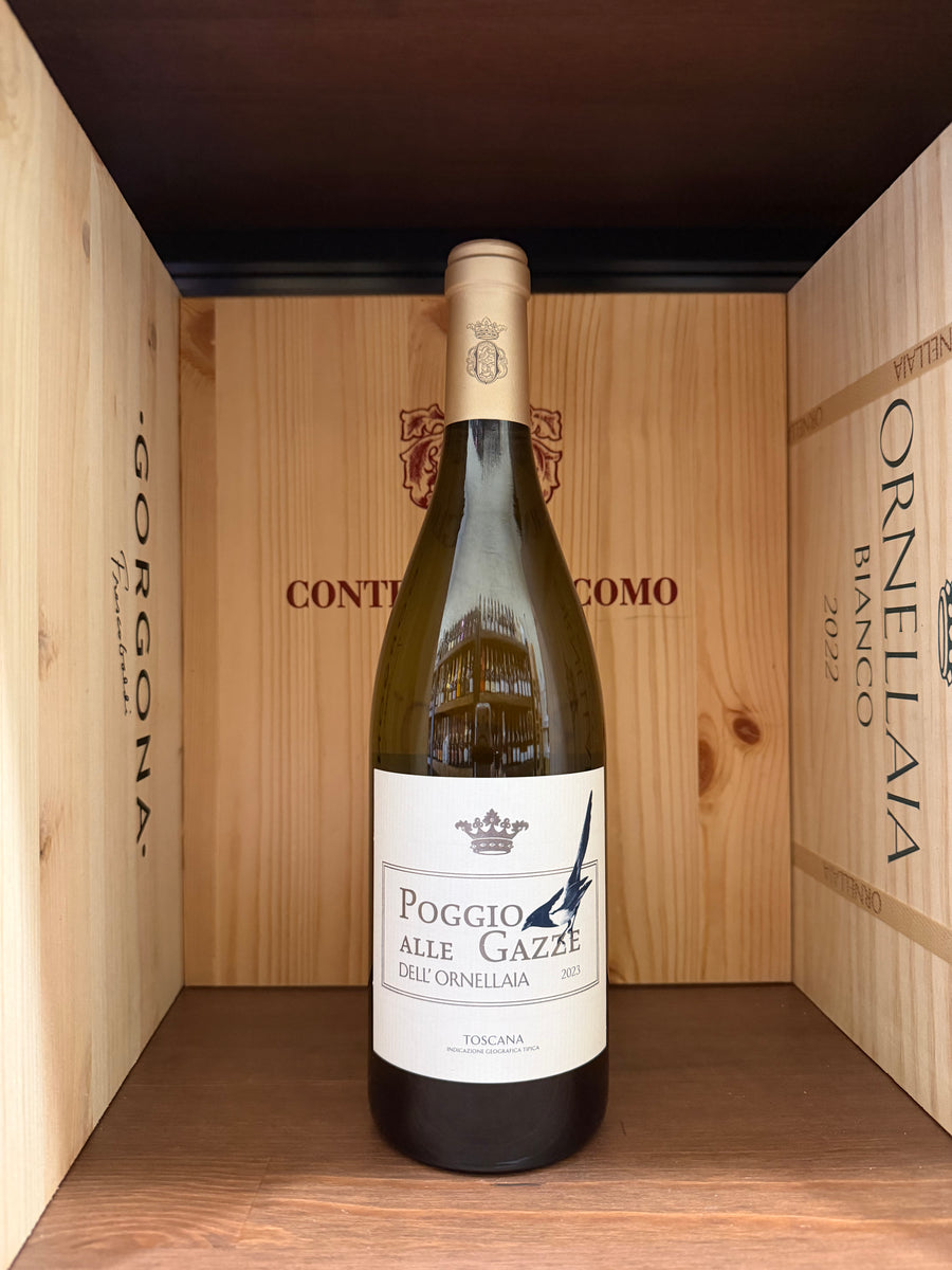 Bottiglia di vino Poggio alle Gazze 2023 Tenuta dell'Ornellaia, etichetta elegante, in un bicchiere con sfondo neutro