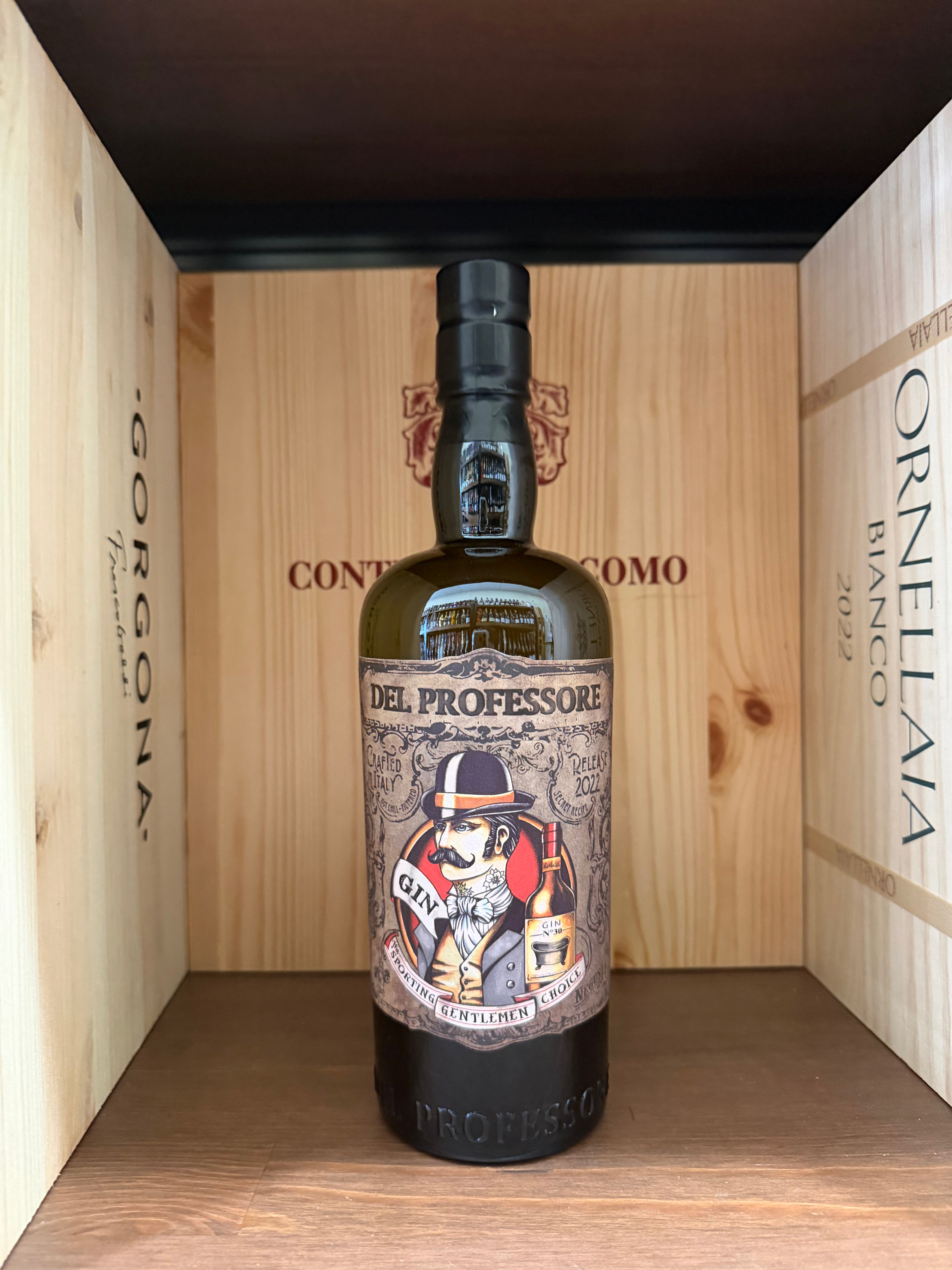 Bottiglia di Gin Del Professore Gentlemen di Enoteche Toscane, con etichetta elegante e tappo in sughero su sfondo neutro.