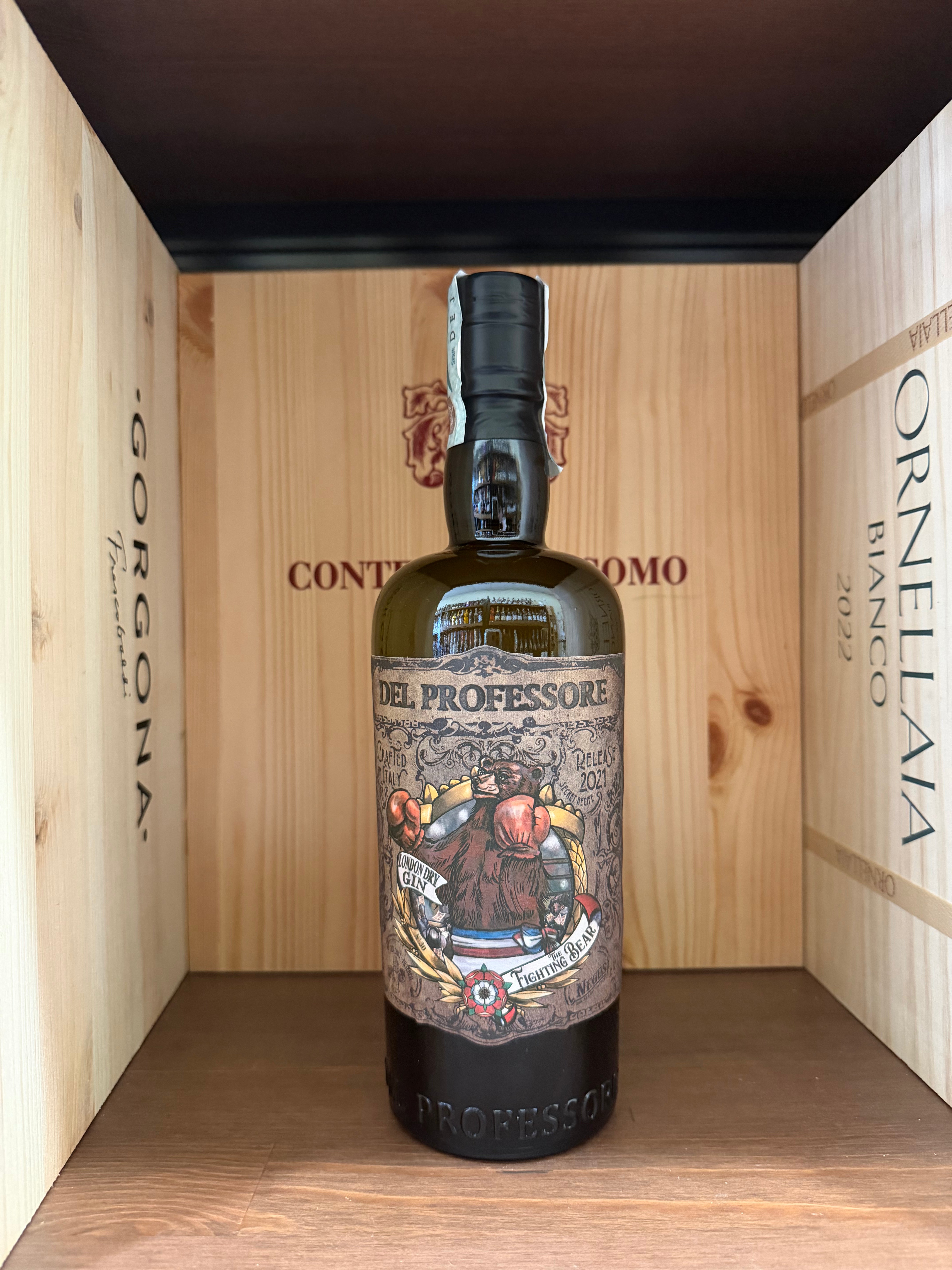 Bottiglia di Gin Del Professore Fighting Bear, distillato artigianale italiano, con etichetta dettagliata e design elegante.