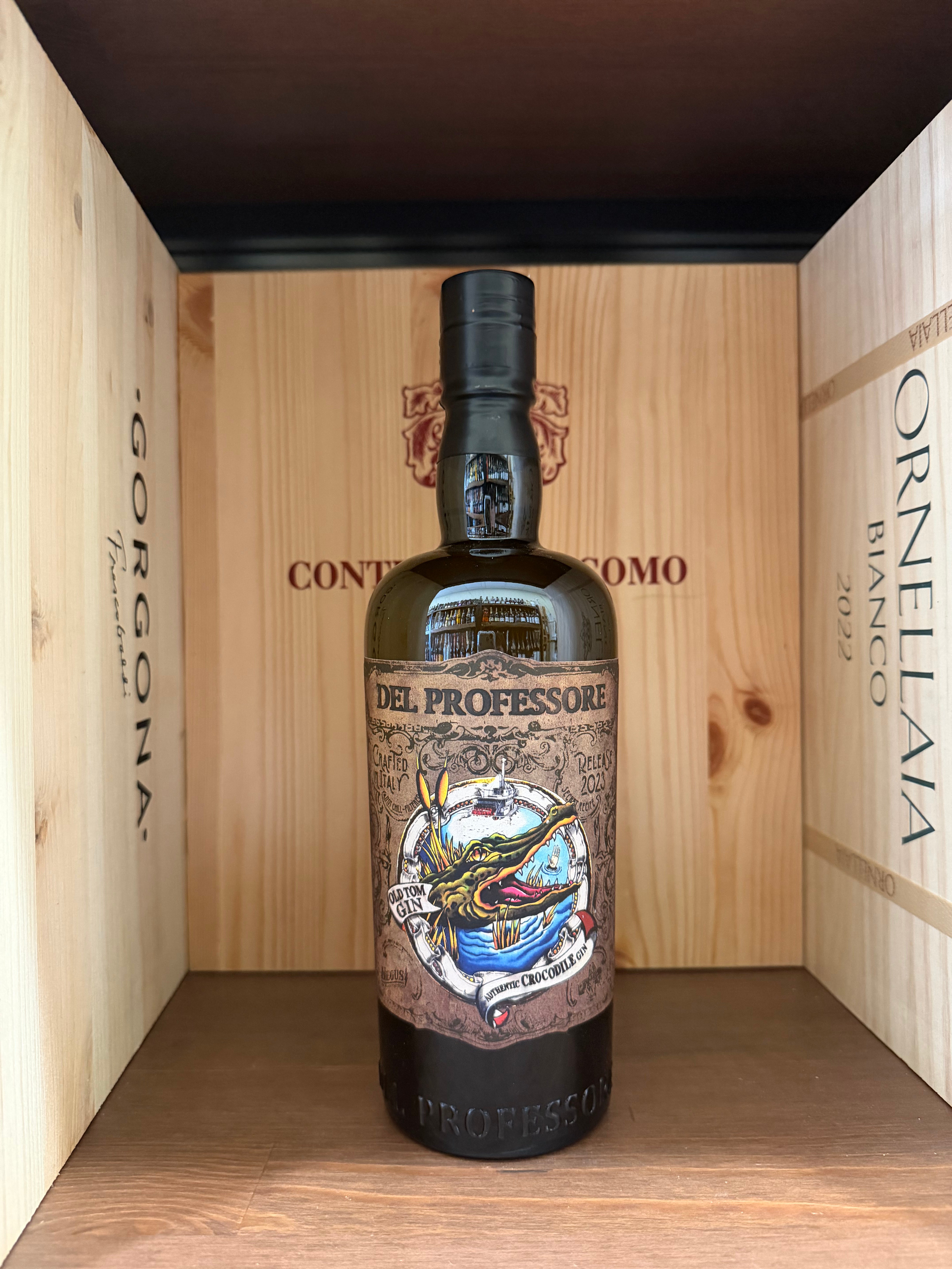 Bottiglia di gin Del Professore Crocodile di Enoteche Toscane su sfondo neutro, evidenziando l'etichetta e il design della bottiglia.