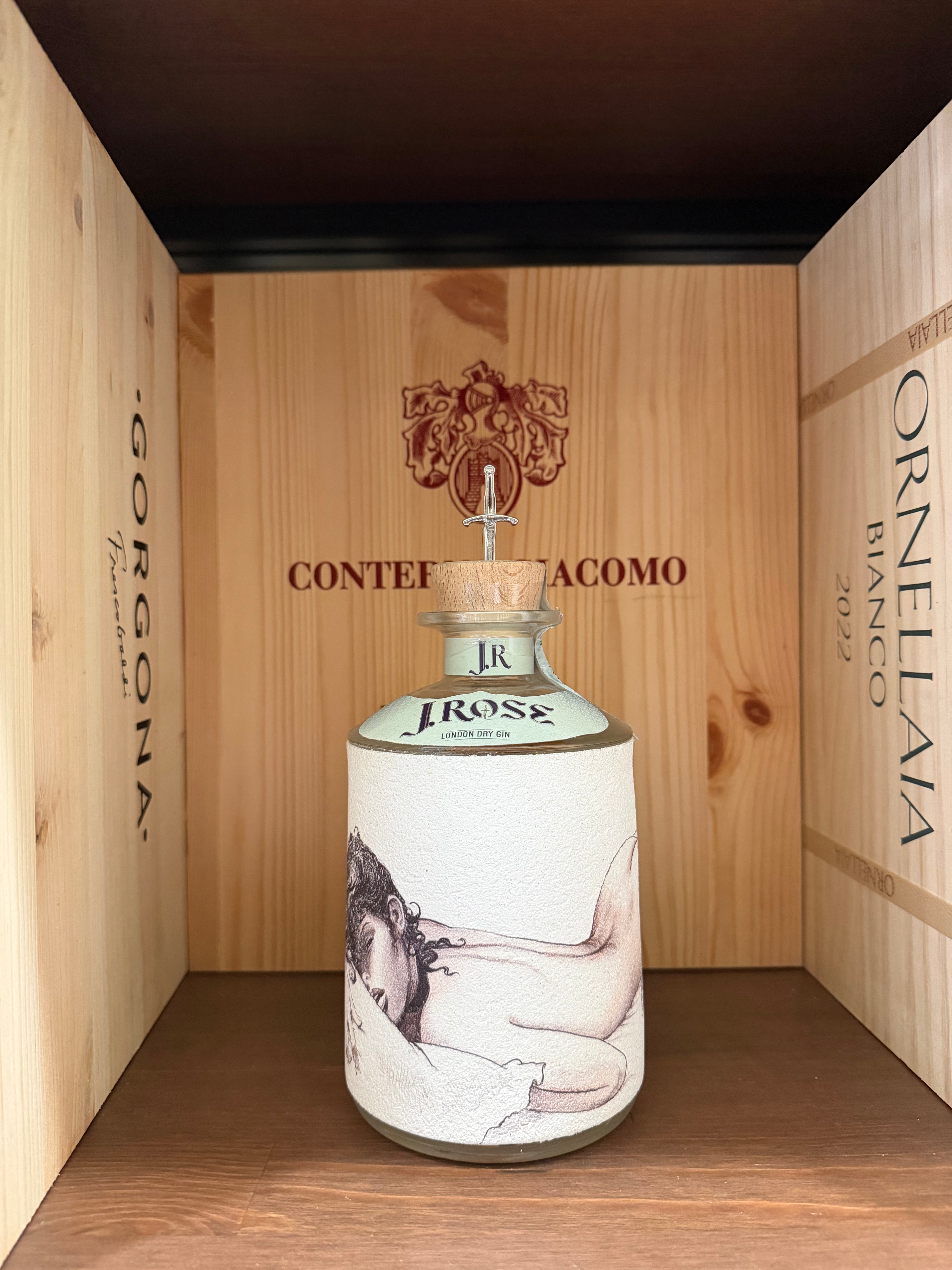 Bottiglia di Gin J.Rose London Dry Gin di Enoteche Toscane, con etichetta elegante e design distintivo sullo sfondo.