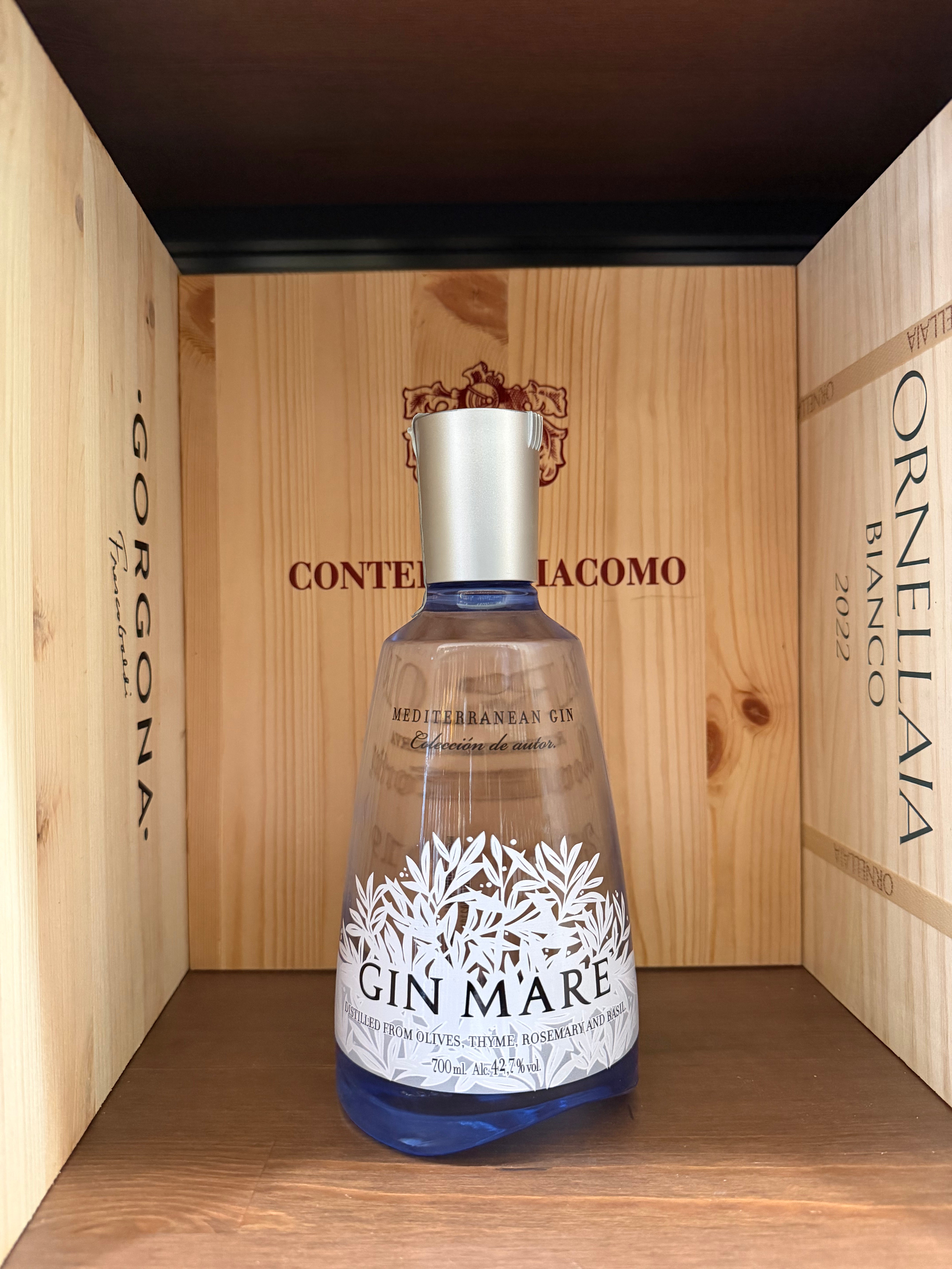 Bottiglia di Gin Mare Mediterranean di Enoteche Toscane, con etichetta elegante e dettagli del packaging visibili.
