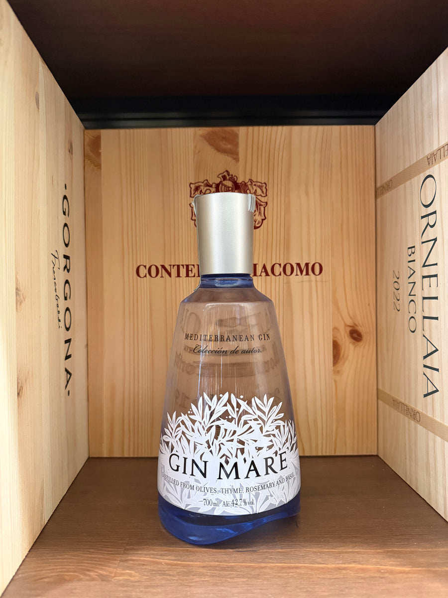 Bottiglia di Gin Mare Mediterranean di Enoteche Toscane, con etichetta elegante e dettagli del packaging visibili.
