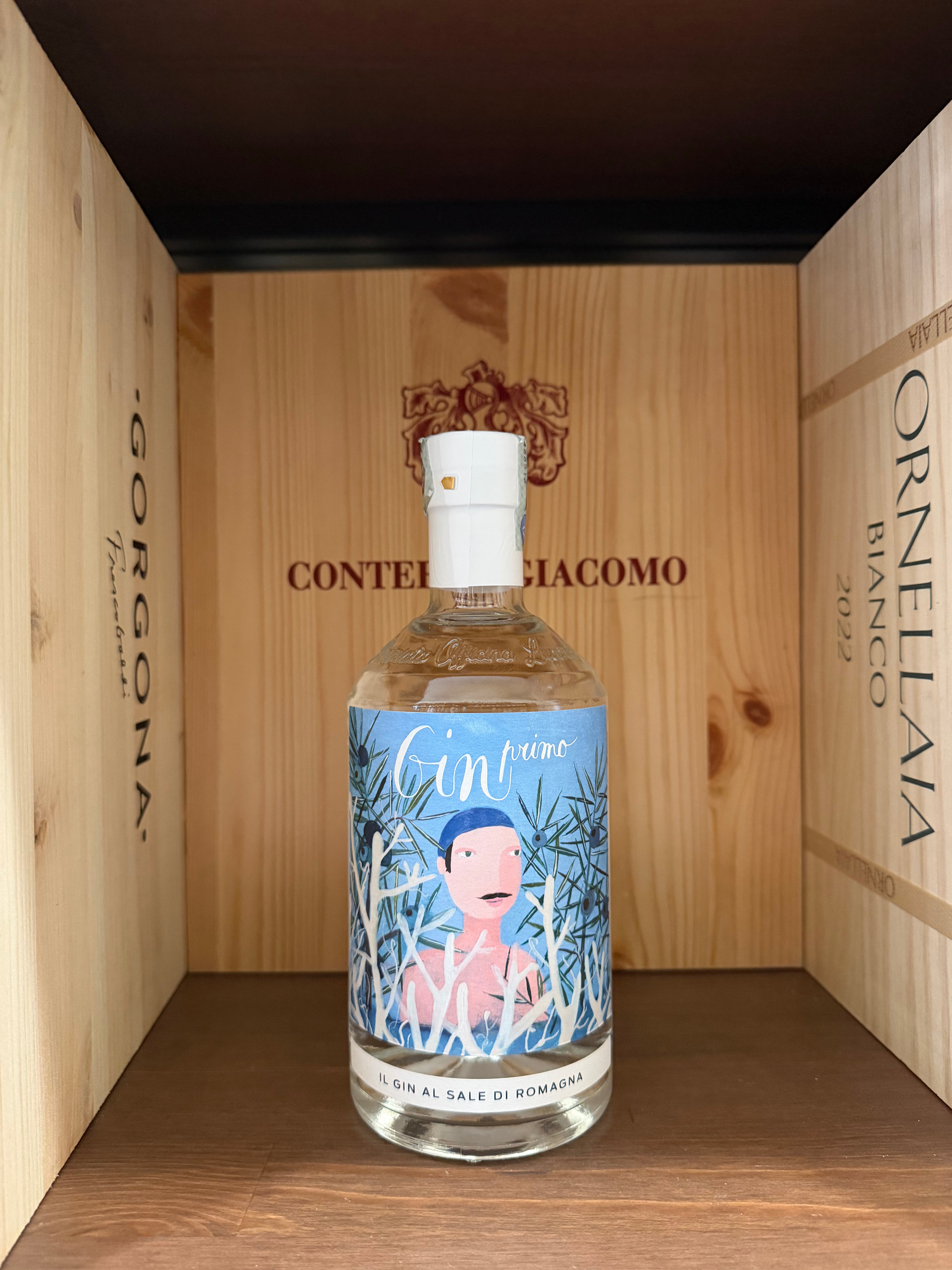 Bottiglia di gin Primo Al Sale di Romagna di Enoteche Toscane, con etichetta elegante e dettagliata.