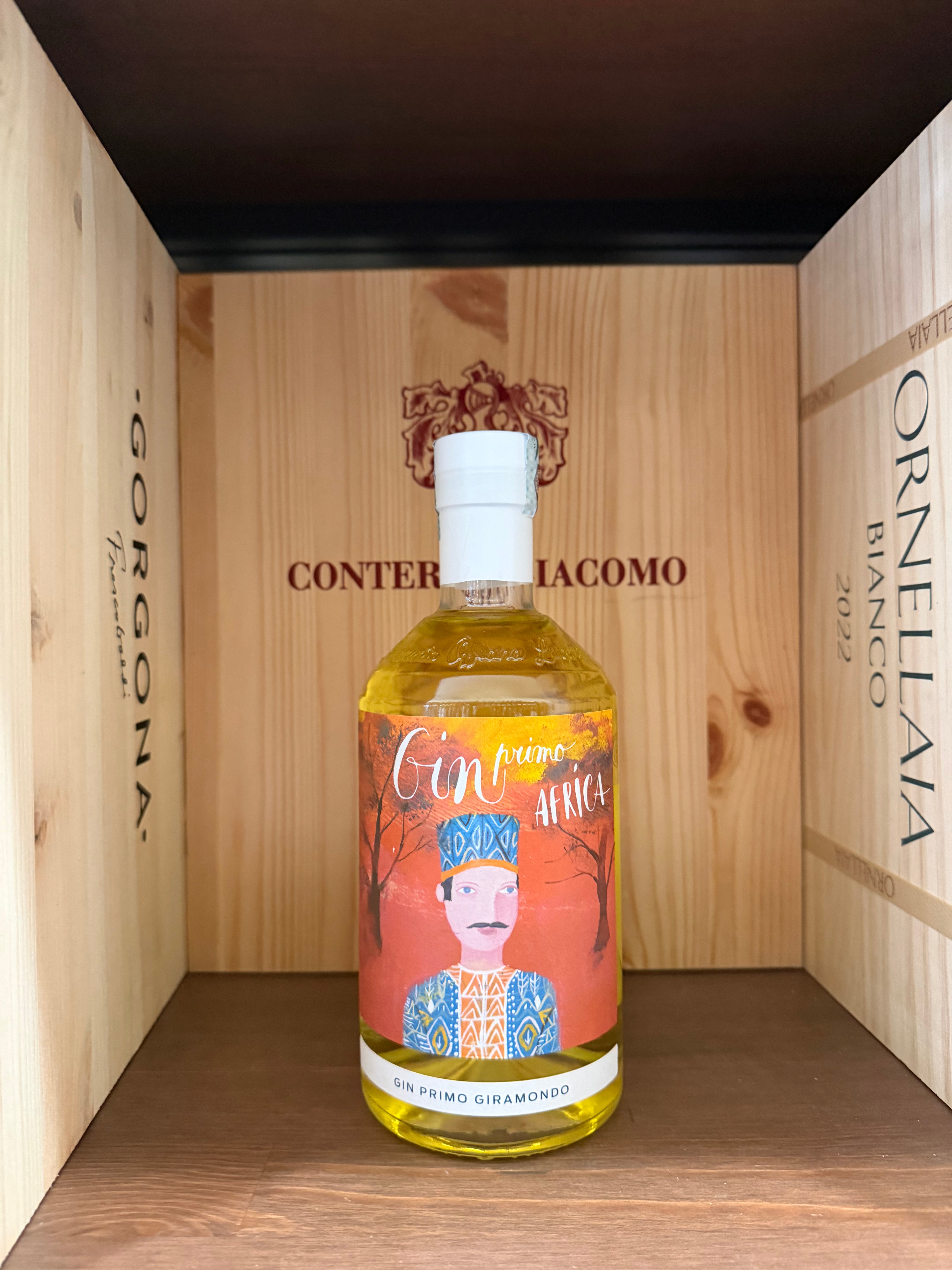 Bottiglia di Gin Primo Africa di Enoteche Toscane, con etichetta elegante e design distintivo, visibile in primo piano.