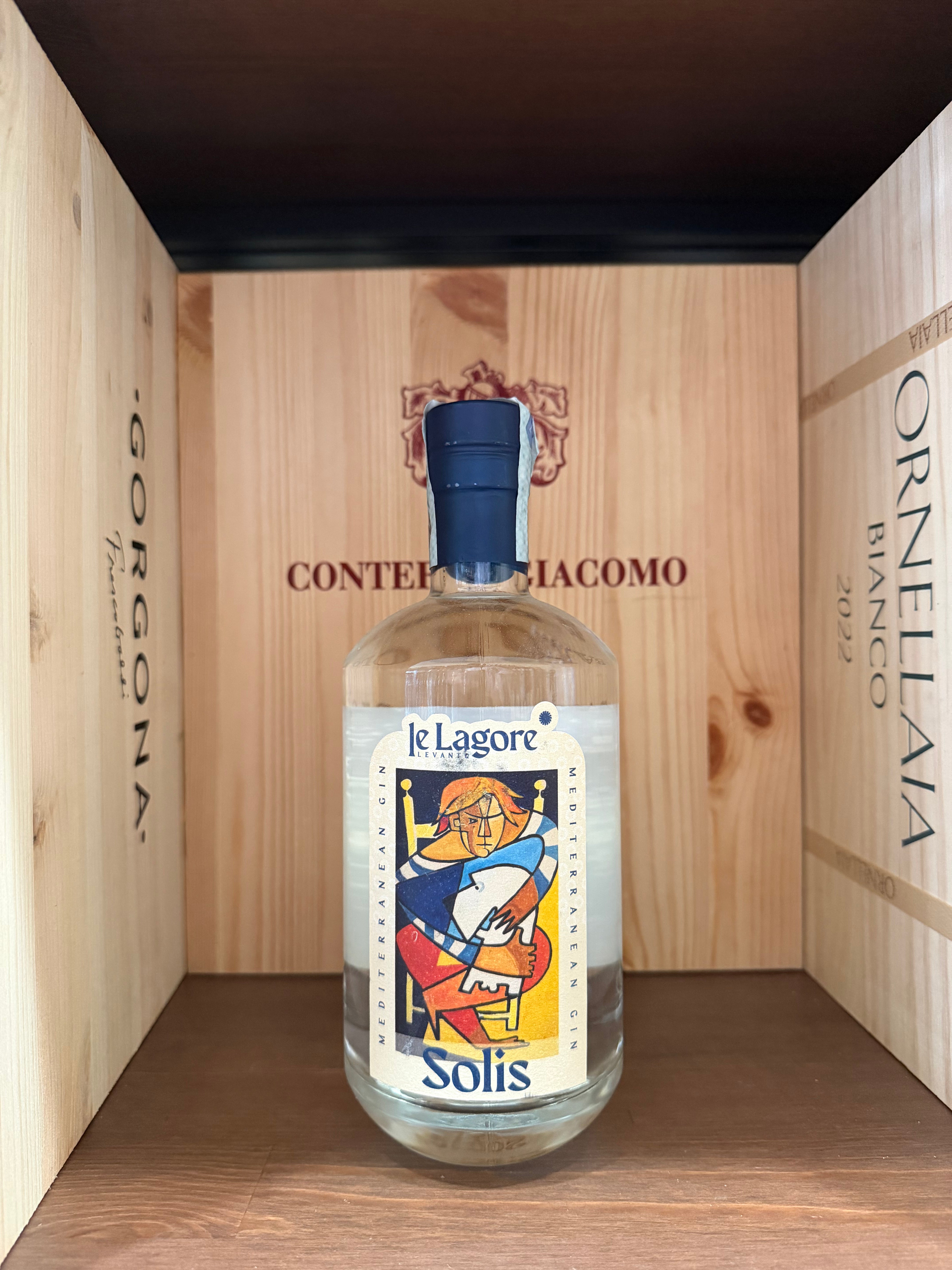 Bottiglia di gin Le Lagore Solis di Enoteche Toscane, con etichetta elegante e dettagliata, su sfondo neutro.