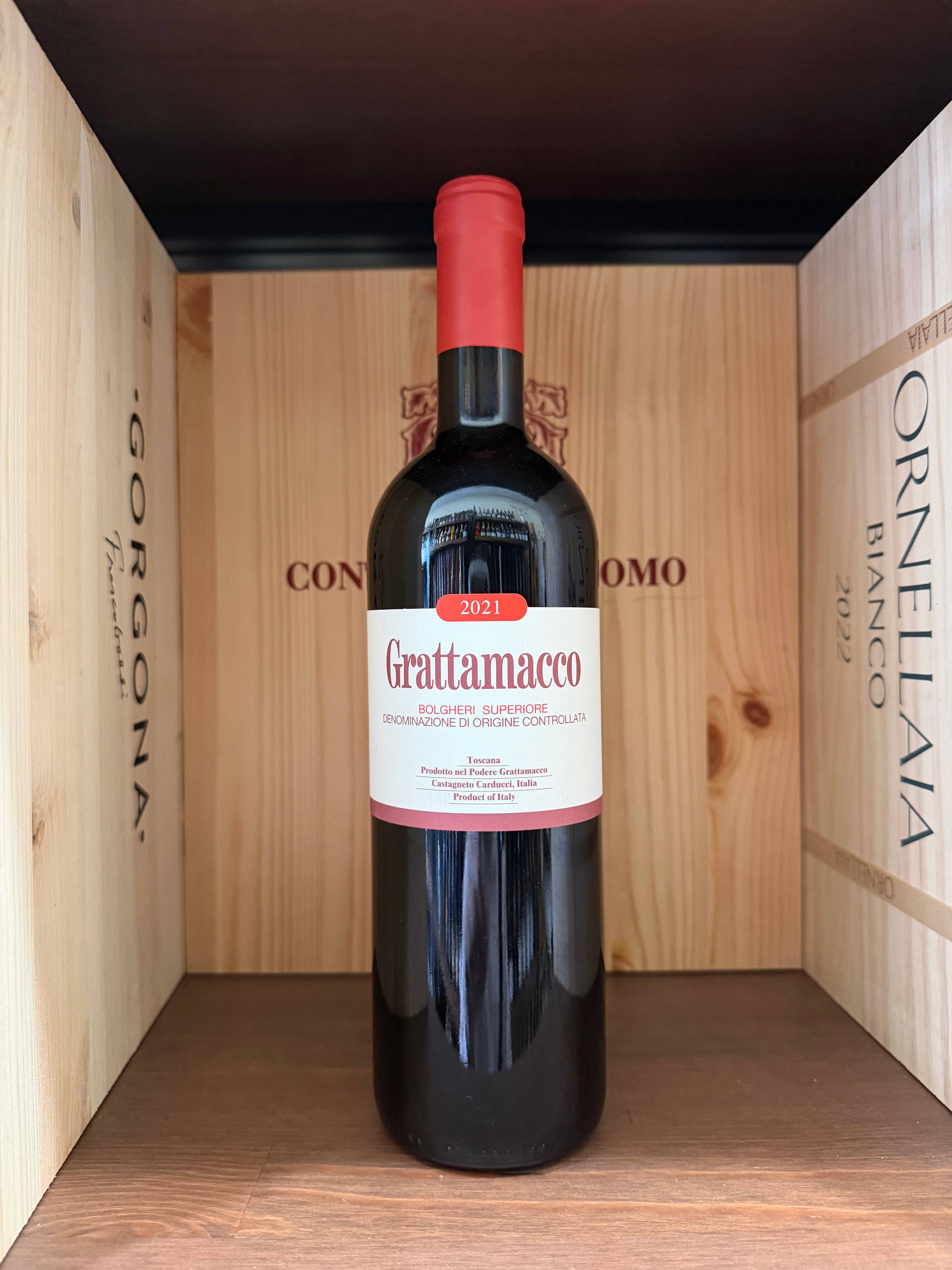 Bottiglia di vino rosso Grattamacco Bolgheri Superiore 2021 di Enoteche Toscane, etichetta elegante e dettagliata visibile.