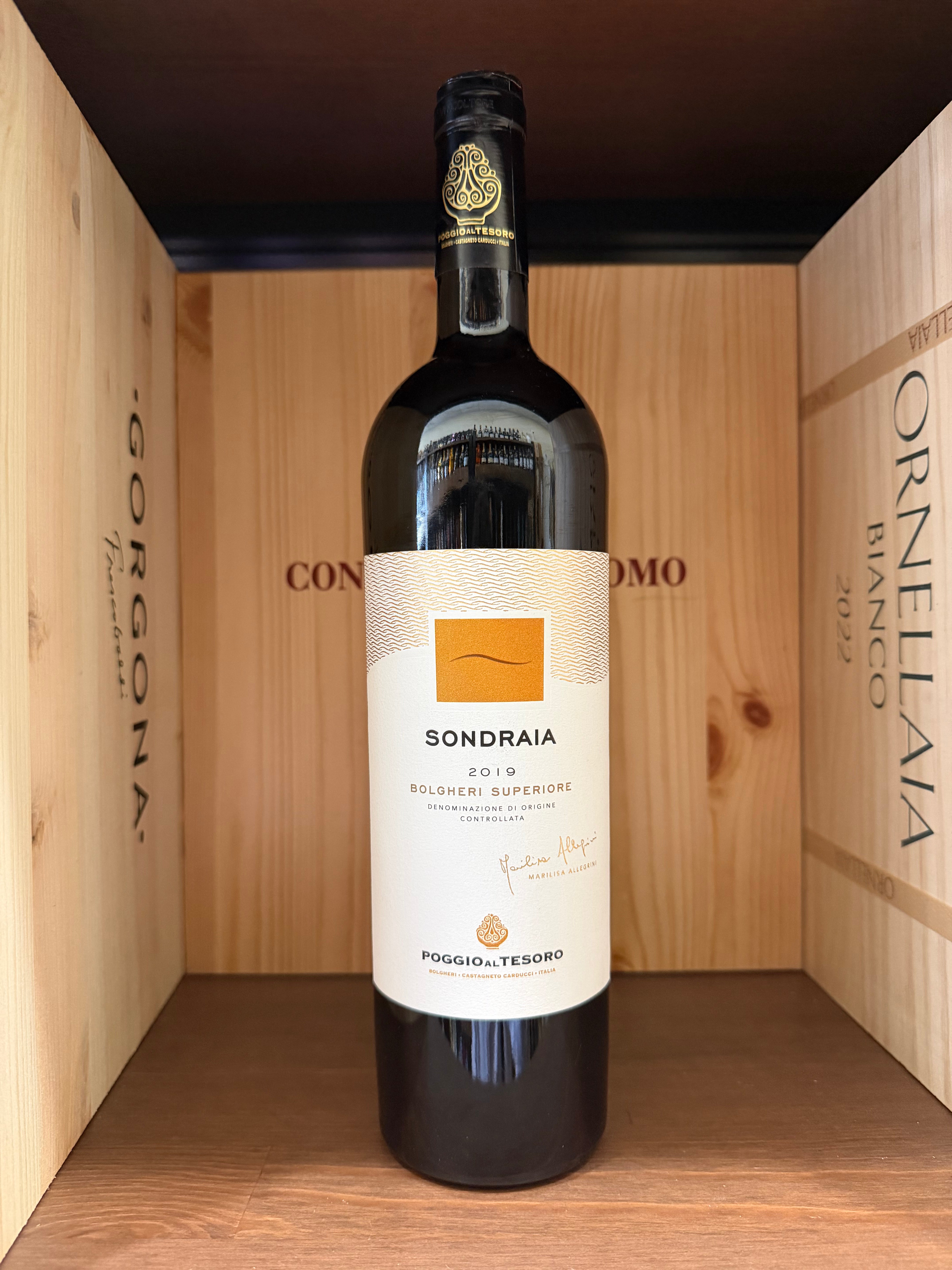 Bottiglia di Sondraia Bolgheri Superiore 2019 di Poggio Al Tesoro, vista dell'etichetta su una bottiglia di vino rosso.