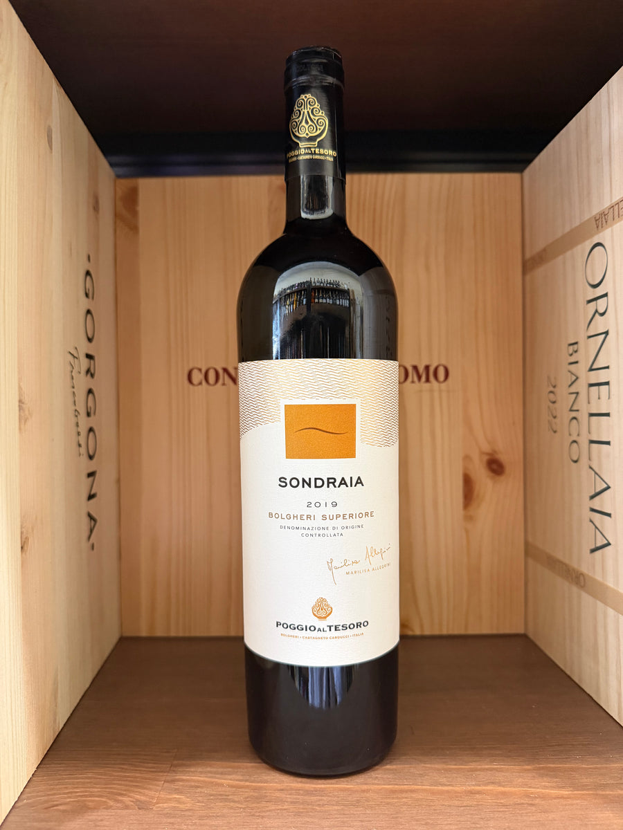 Bottiglia di Sondraia Bolgheri Superiore 2019 di Poggio Al Tesoro, vista dell'etichetta su una bottiglia di vino rosso.