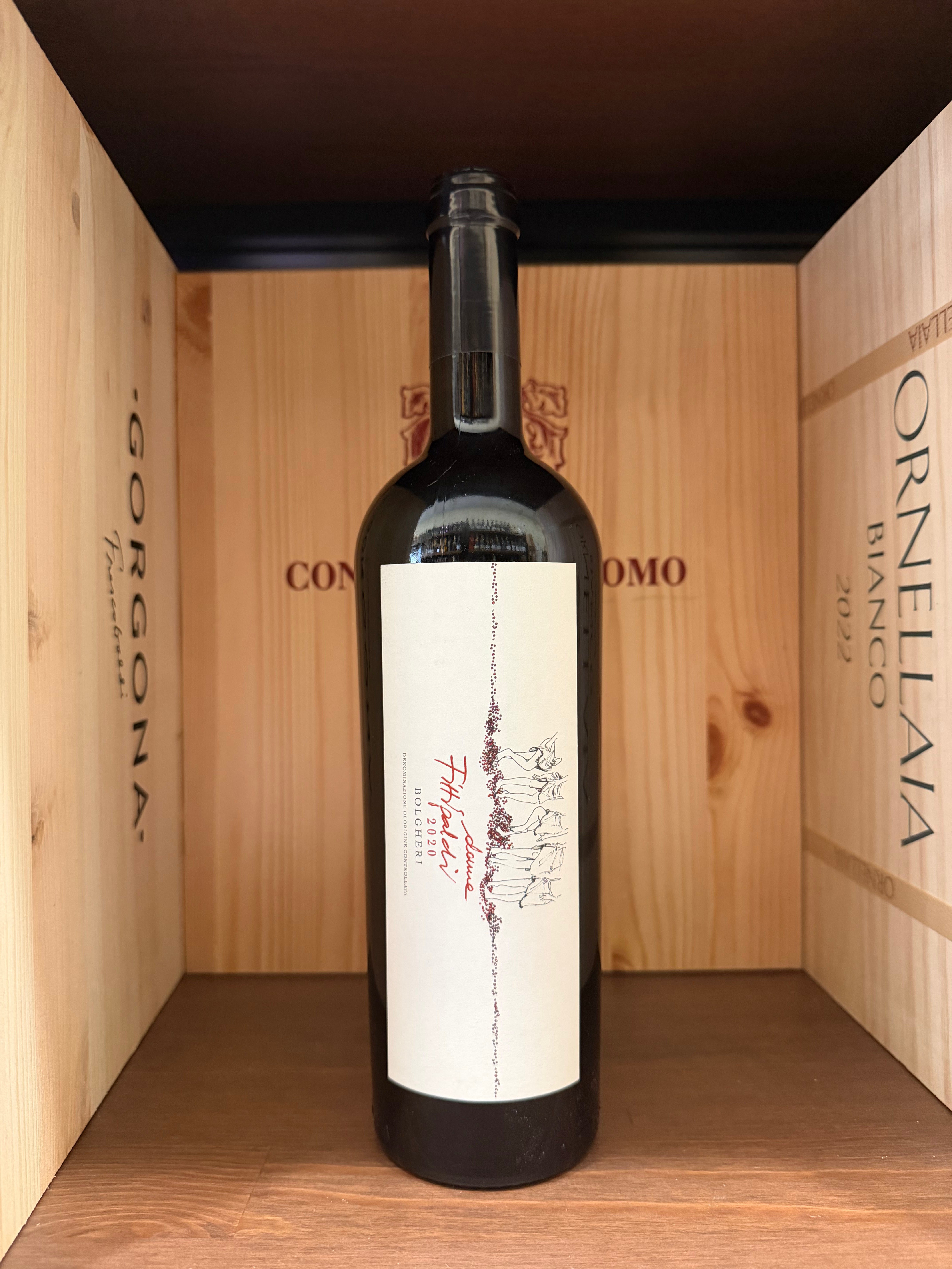 Bottiglia di vino Donne Fittipaldi Bolgheri 2020 di Enoteche Toscane, etichetta elegante, vista frontale della bottiglia con tappo in su