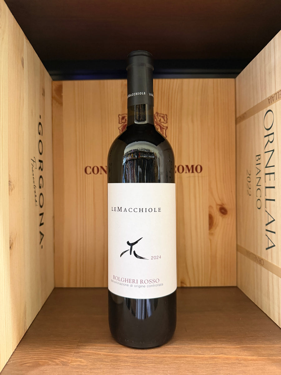 Bottiglia di vino Le Macchiole Bolgheri 2024, enoteca toscana, con etichetta elegante e bottiglia di vetro scuro.