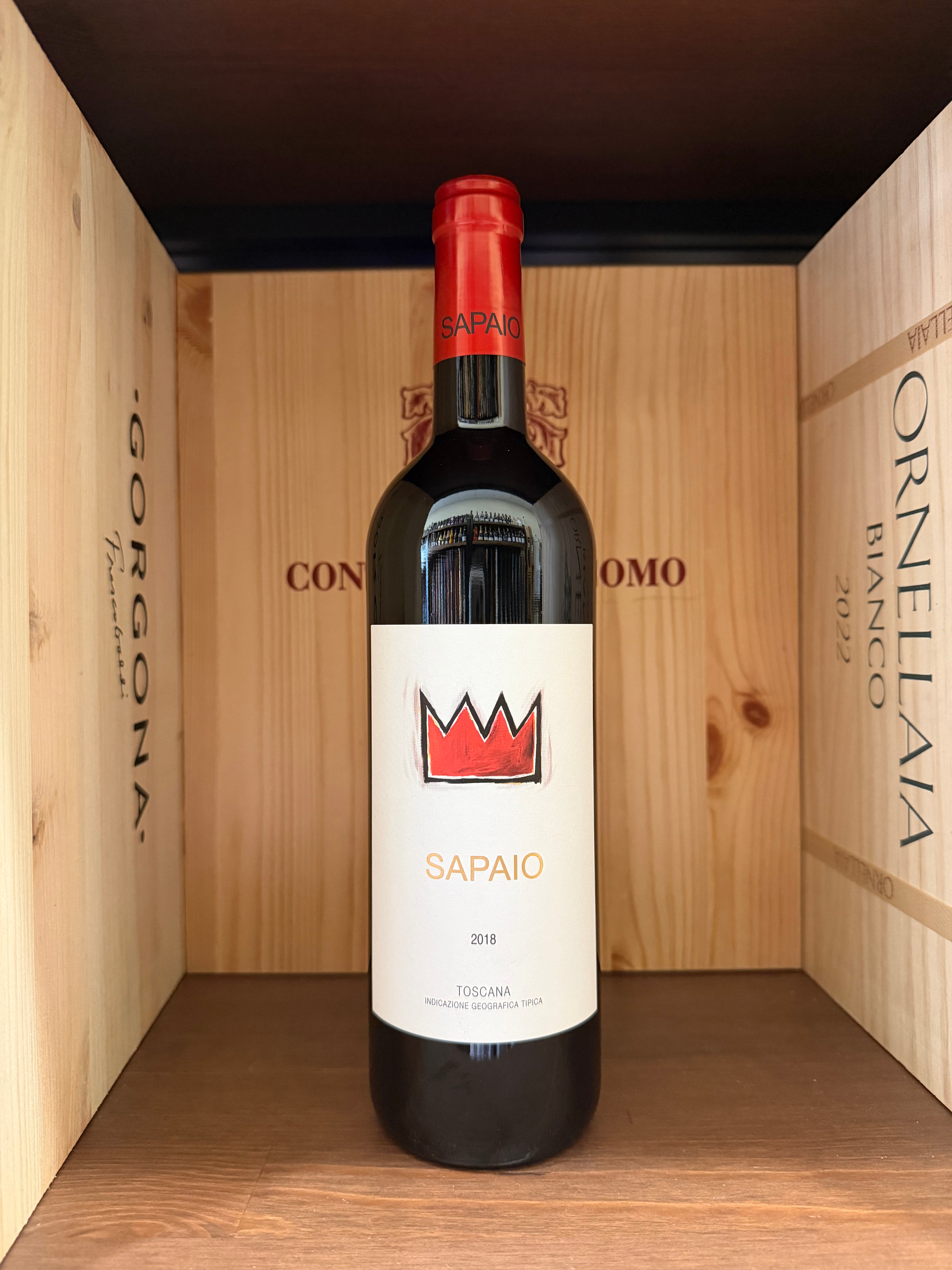 Bottiglia di Sapaio 2018 Bolgheri Superiore del Podere Sapaio, vino rosso toscano in bottiglia con etichetta elegante