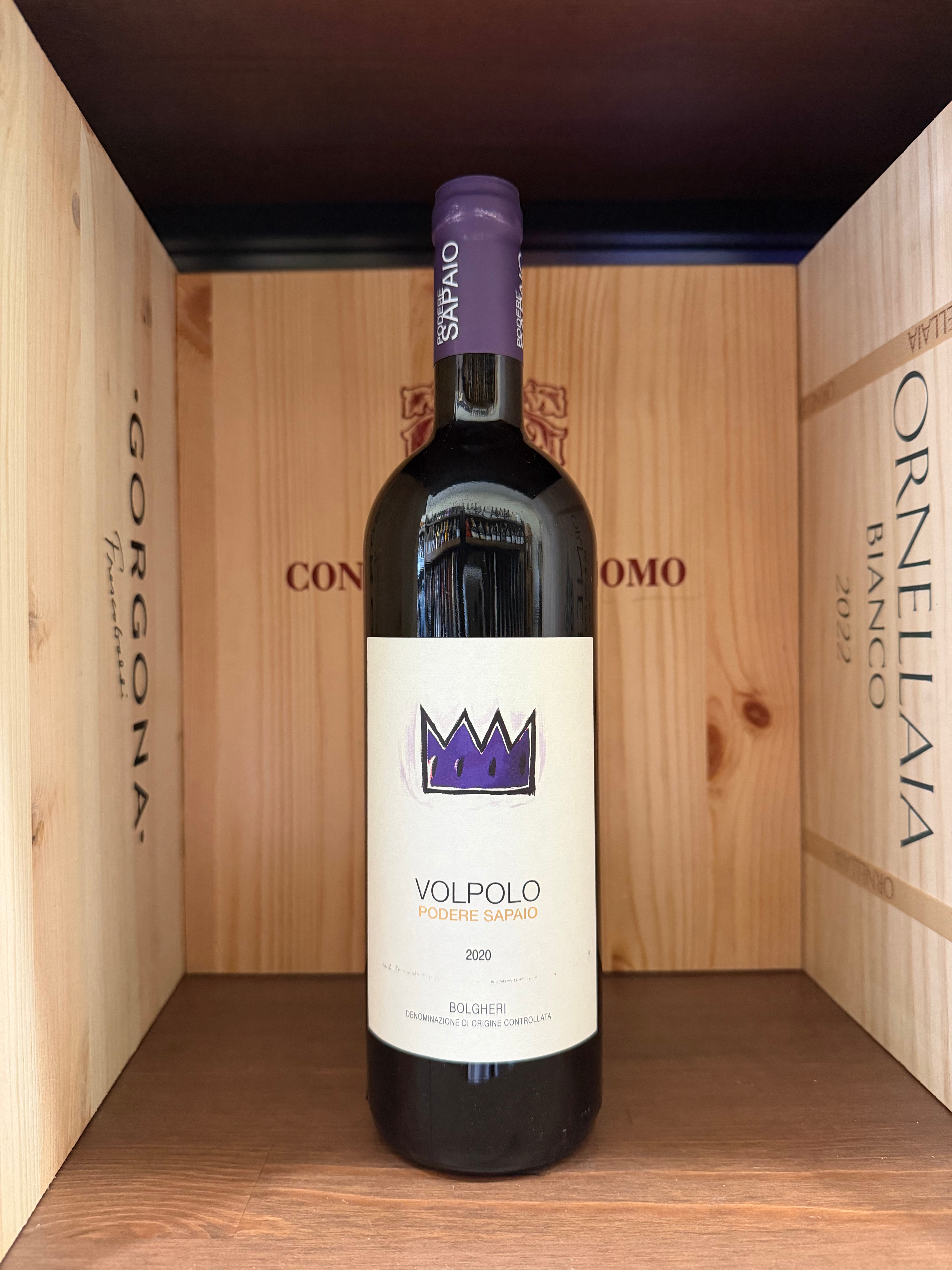 Bottiglia di vino Volpolo 2020 Bolgheri di Podere Sapaio, Enoteche Toscane, con etichetta elegante e dettagli sulla bottiglia