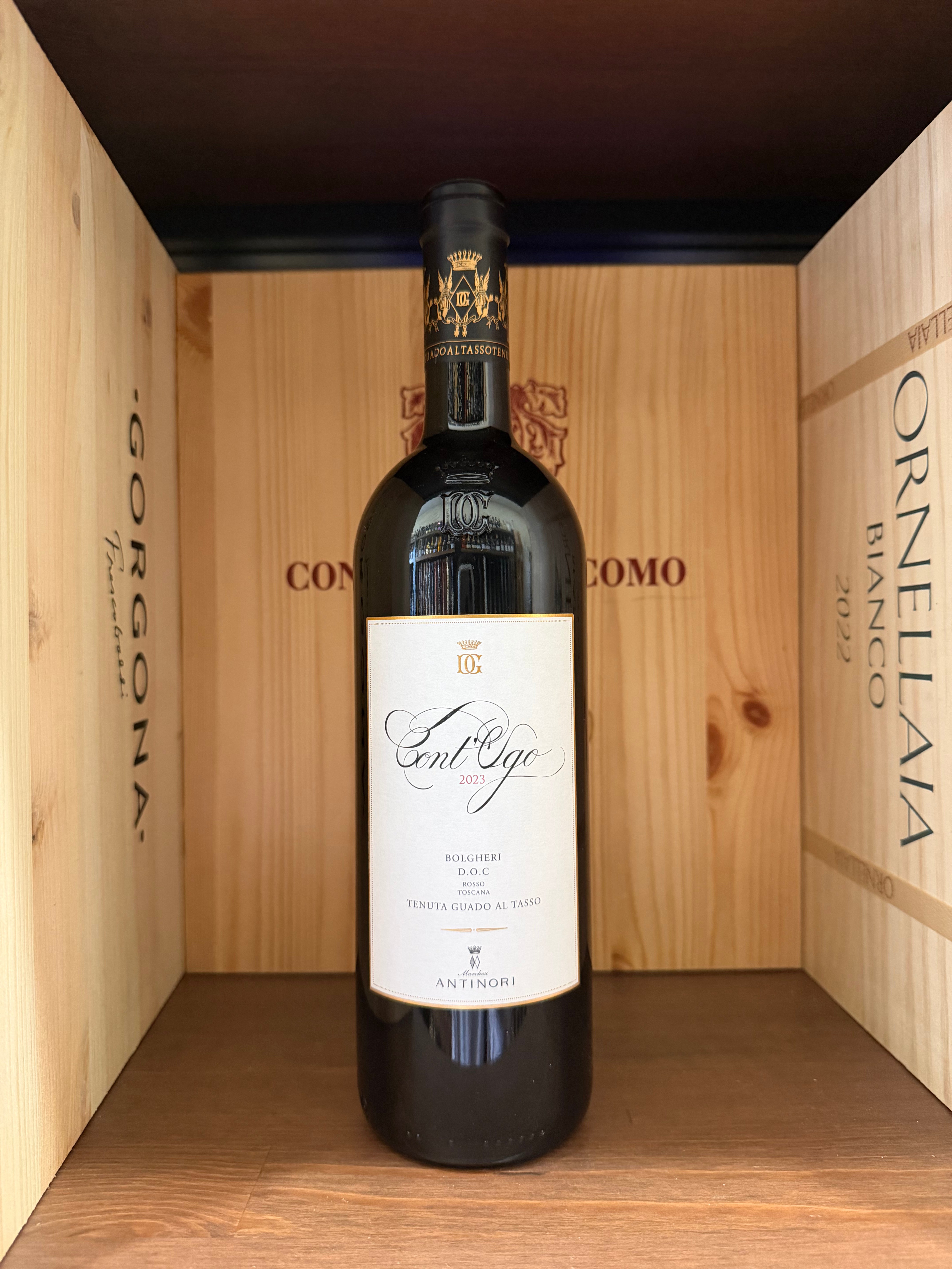 Bottiglia di vino rosso Cont' Ugo Bolgheri 2023 Guado al Tasso, etichetta elegante su sfondo neutro.