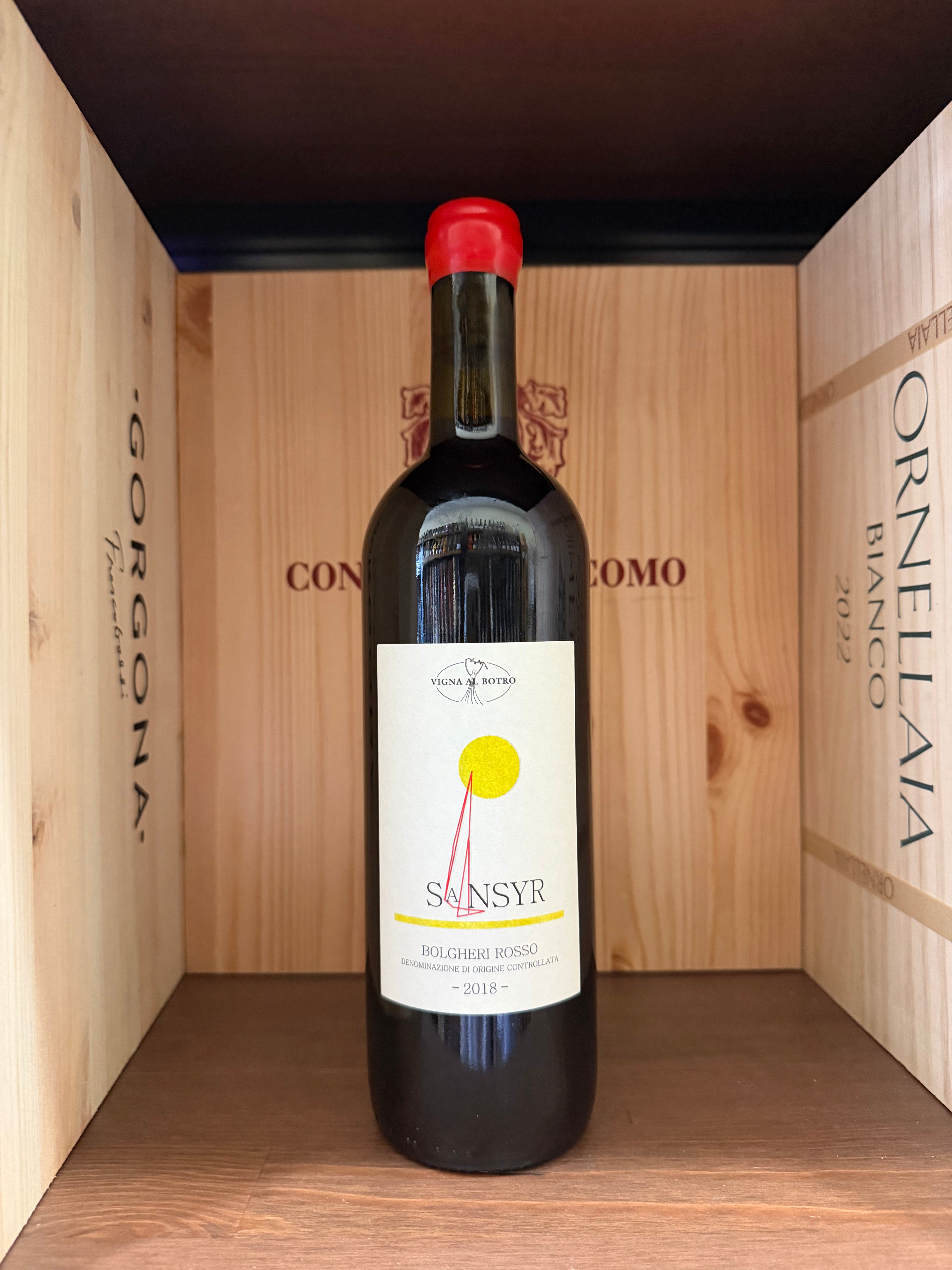 Bottiglia di vino Sansyr Bolgheri 2018 di Enoteche Toscane, etichetta elegante e dettaglio della bottiglia in anteprima.