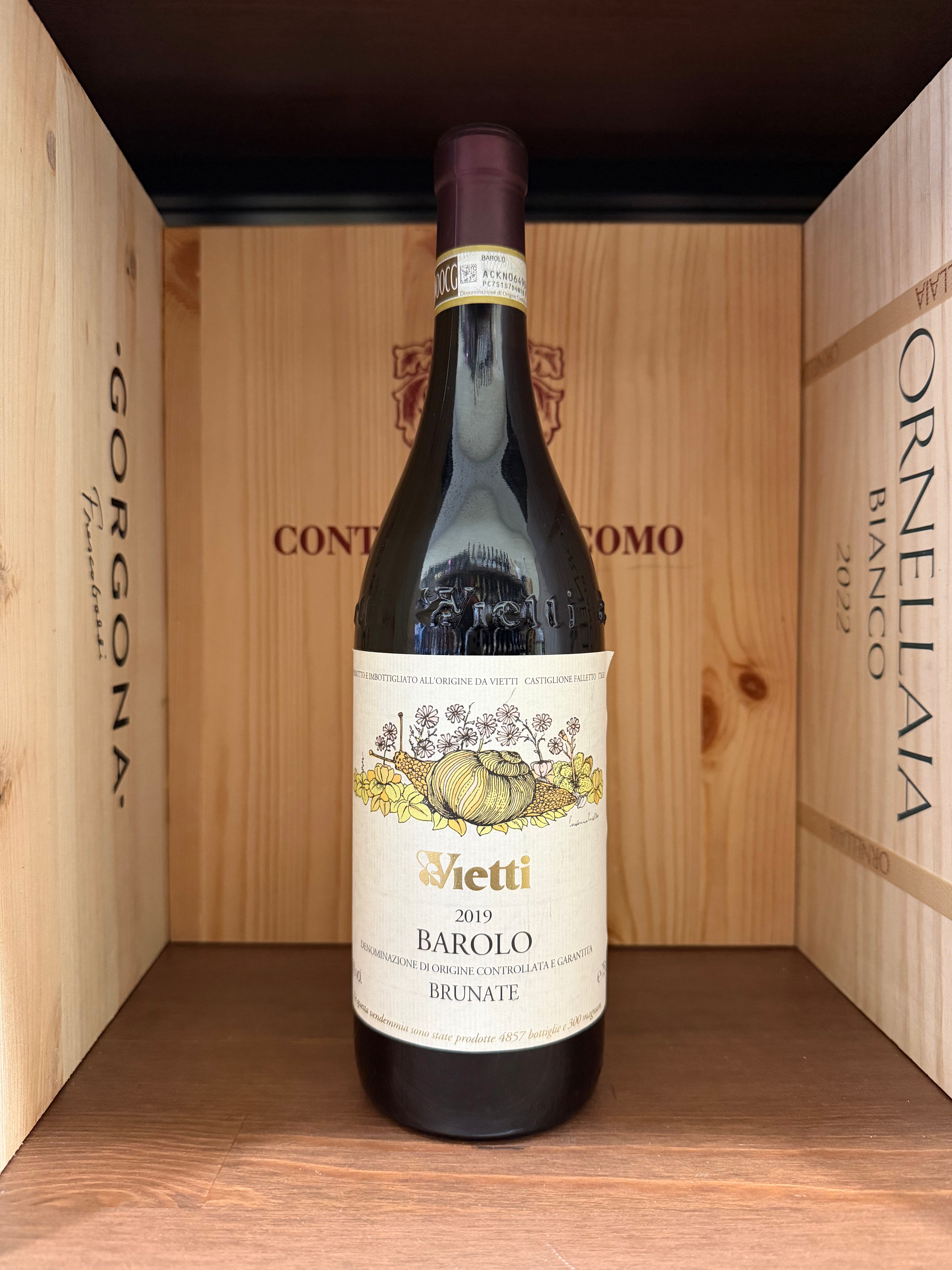Bottiglia di vino Barolo Brunate Vietti 2019, prodotto italiano di alta qualità, con etichetta elegante e bottiglia di vetro scuro.