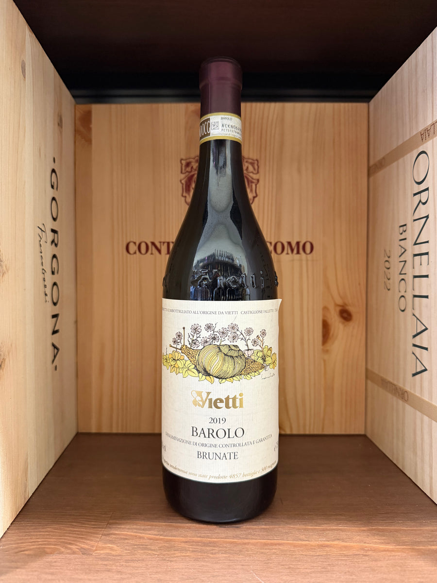 Bottiglia di vino Barolo Brunate Vietti 2019, prodotto italiano di alta qualità, con etichetta elegante e bottiglia di vetro scuro.