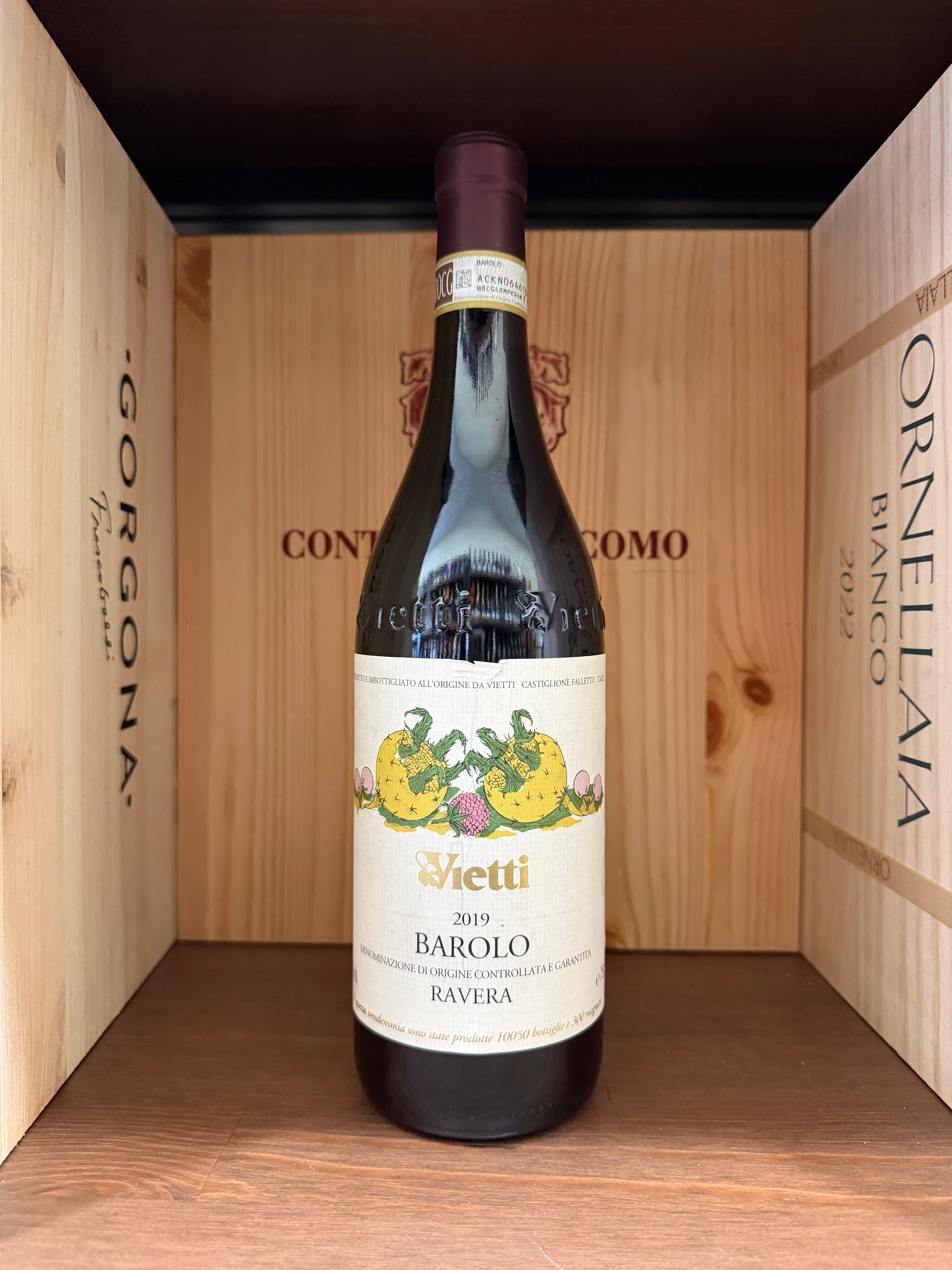 Bottiglia di Ravera Vietti 2019 Barolo, vino rosso italiano di alta qualità, con etichetta elegante e dettaglio della bottiglia.