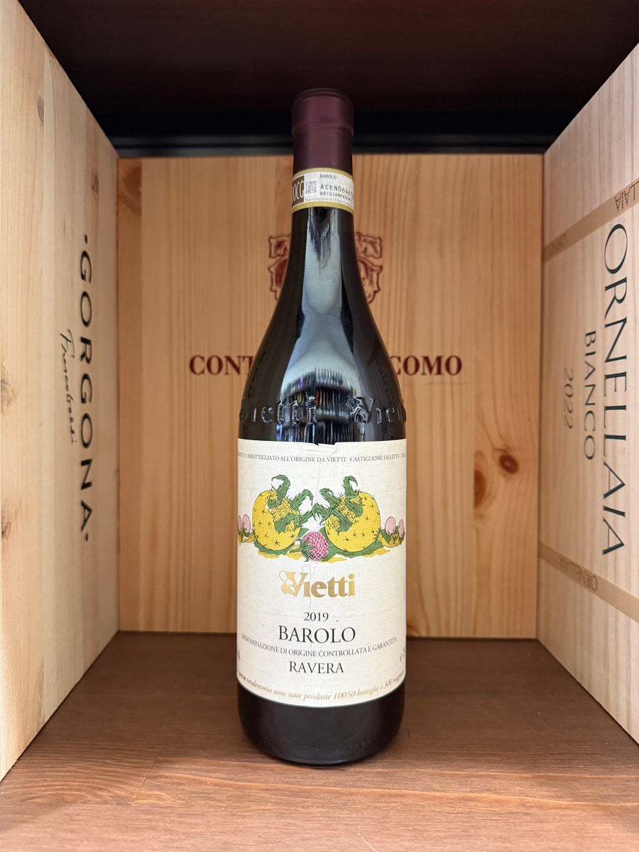Bottiglia di Ravera Vietti 2019 Barolo, vino rosso italiano di alta qualità, con etichetta elegante e dettaglio della bottiglia.
