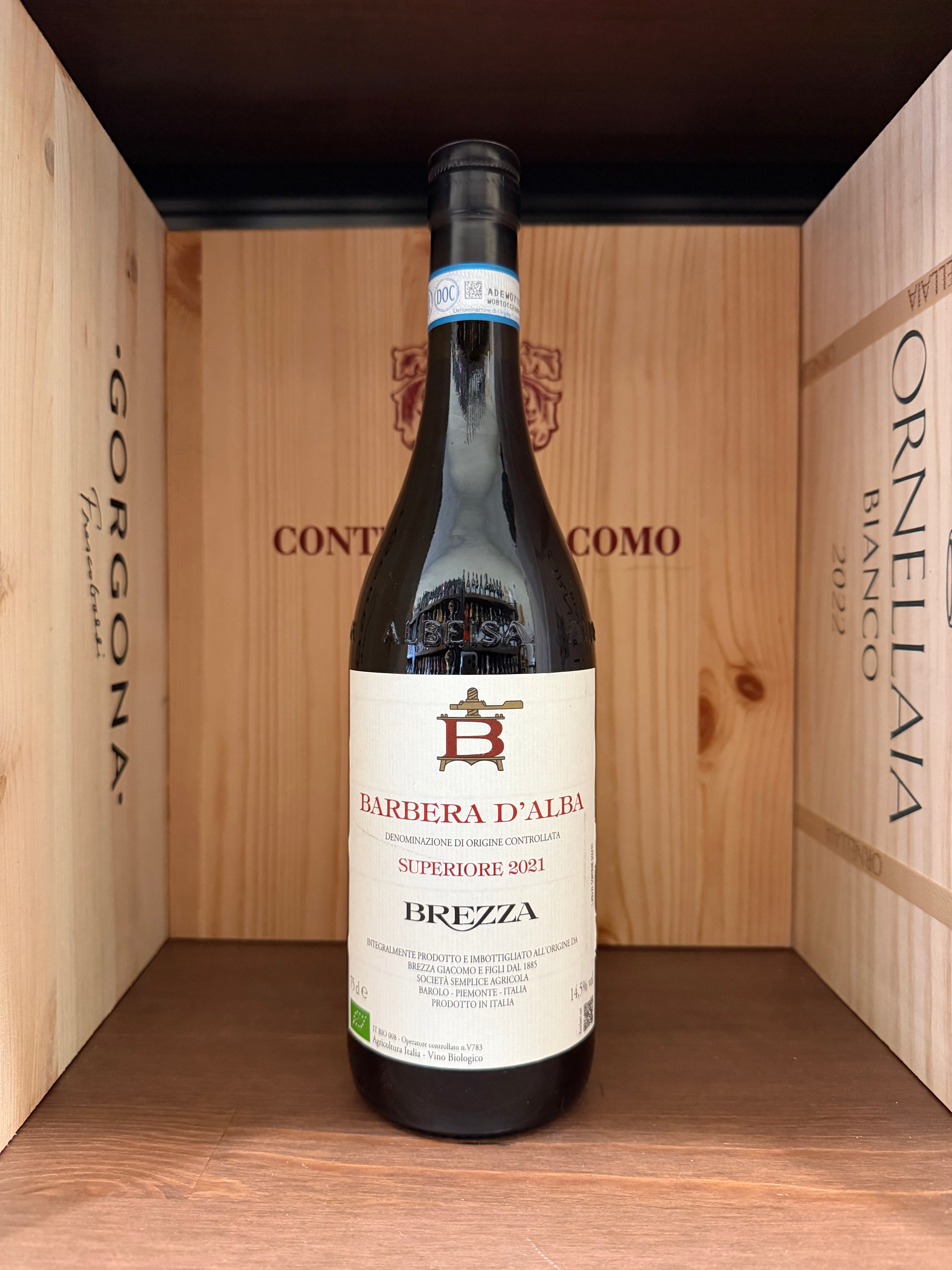 Bottiglia di Barbera d'Alba Superiore 2021 Brezza, vino rosso italiano di alta qualità su sfondo neutro