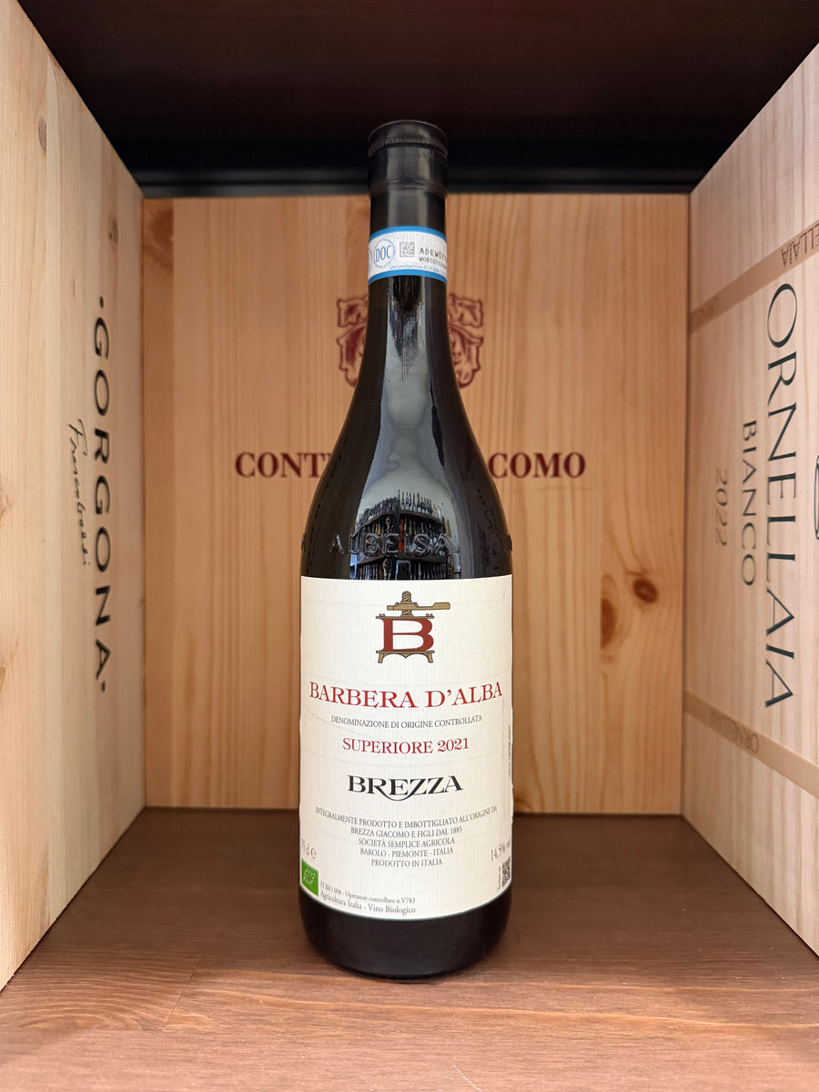 Bottiglia di Barbera d'Alba Superiore 2021 Brezza, vino rosso italiano di alta qualità su sfondo neutro